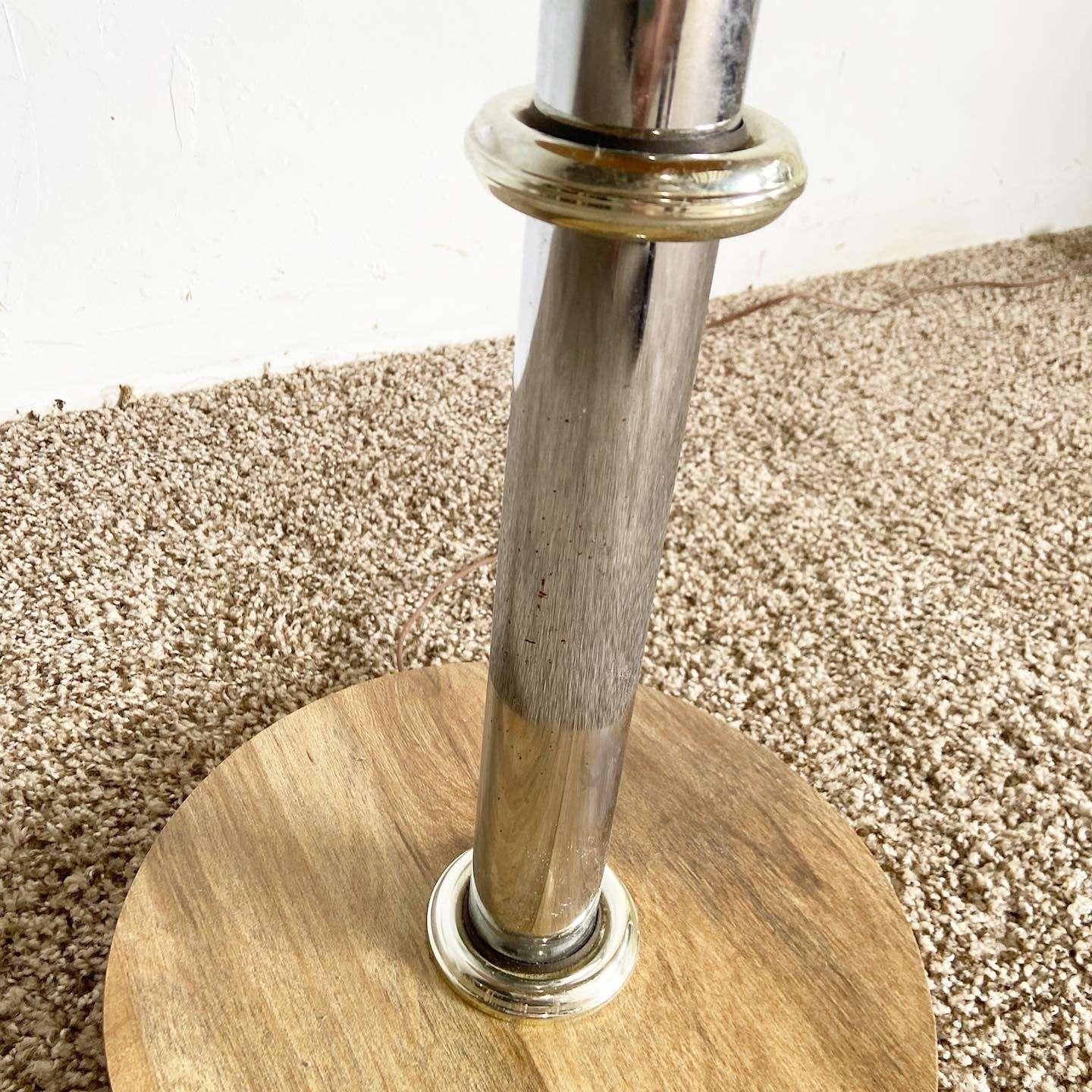 Étonnant combo lampadaire/table d'appoint vintage du milieu du siècle dernier. La tige en faux bambou est chromée et la table et la base sont en stratifié de bois de ronce.