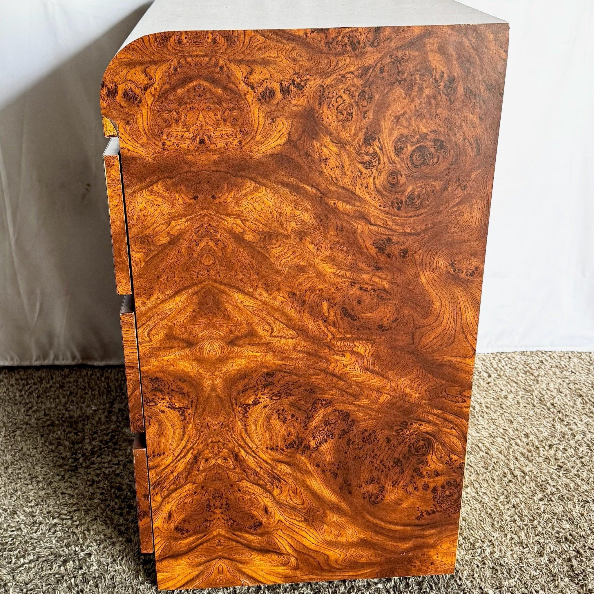 Comoda/mesilla de noche postmoderna de madera laminada en burl Estadounidense en venta