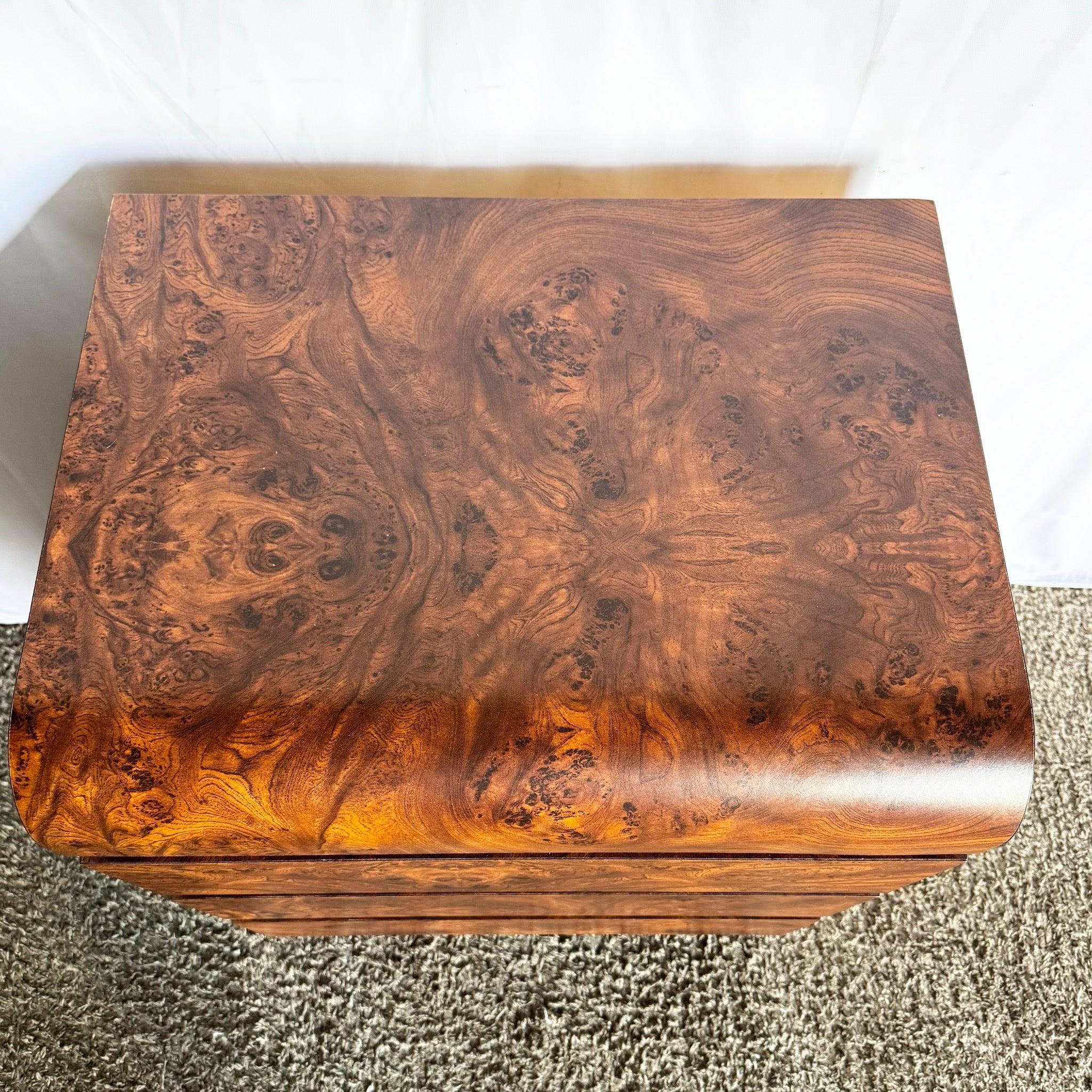 Comoda/mesilla de noche postmoderna de madera laminada en burl Madera en venta