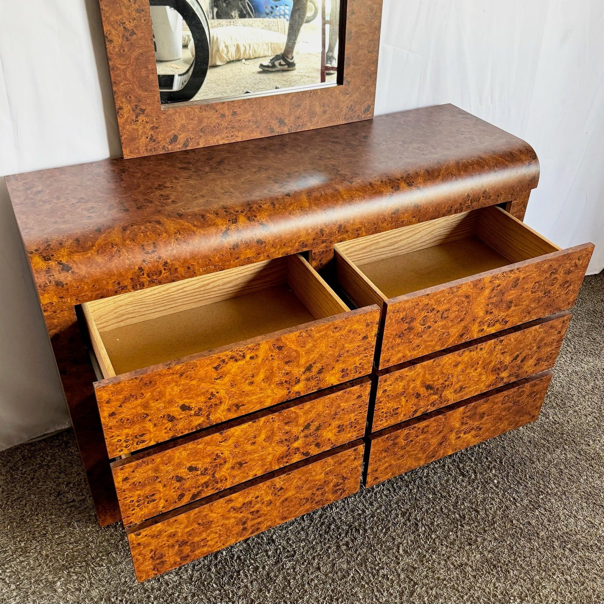 Cómoda postmoderna en laminado de madera de burl con adornos cromados: lujoso conjunto de dos piezas con espejo y almacenaje.
 

 Un gran desconchón en la esquina inferior trasera, como se muestra en las fotos.
 

 Vendemos artículos tal y como se