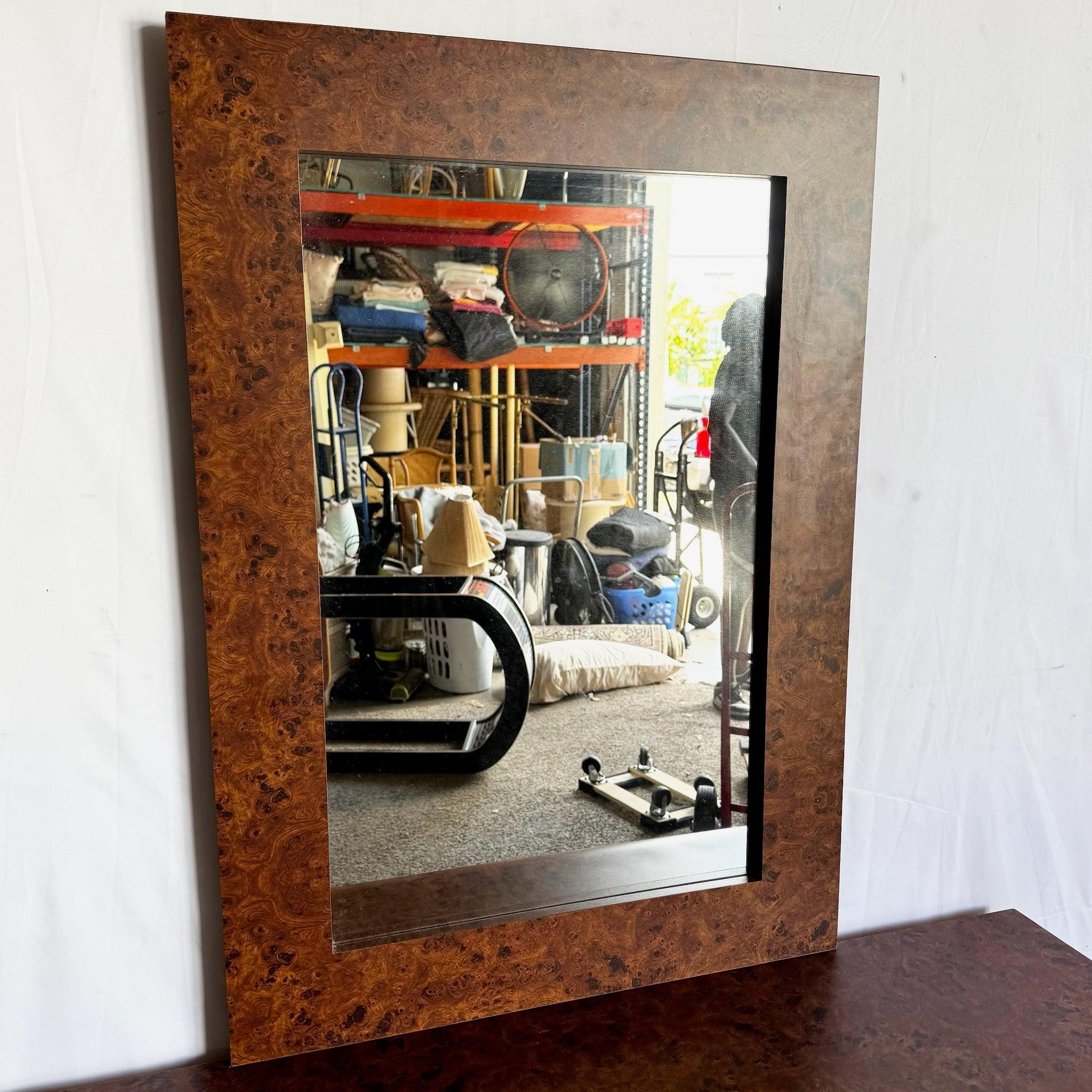 Cómoda Postmoderna De Madera De Burl Laminada En Cascada Con Espejo - 2 Piezas en Bueno estado para la venta en Delray Beach, FL