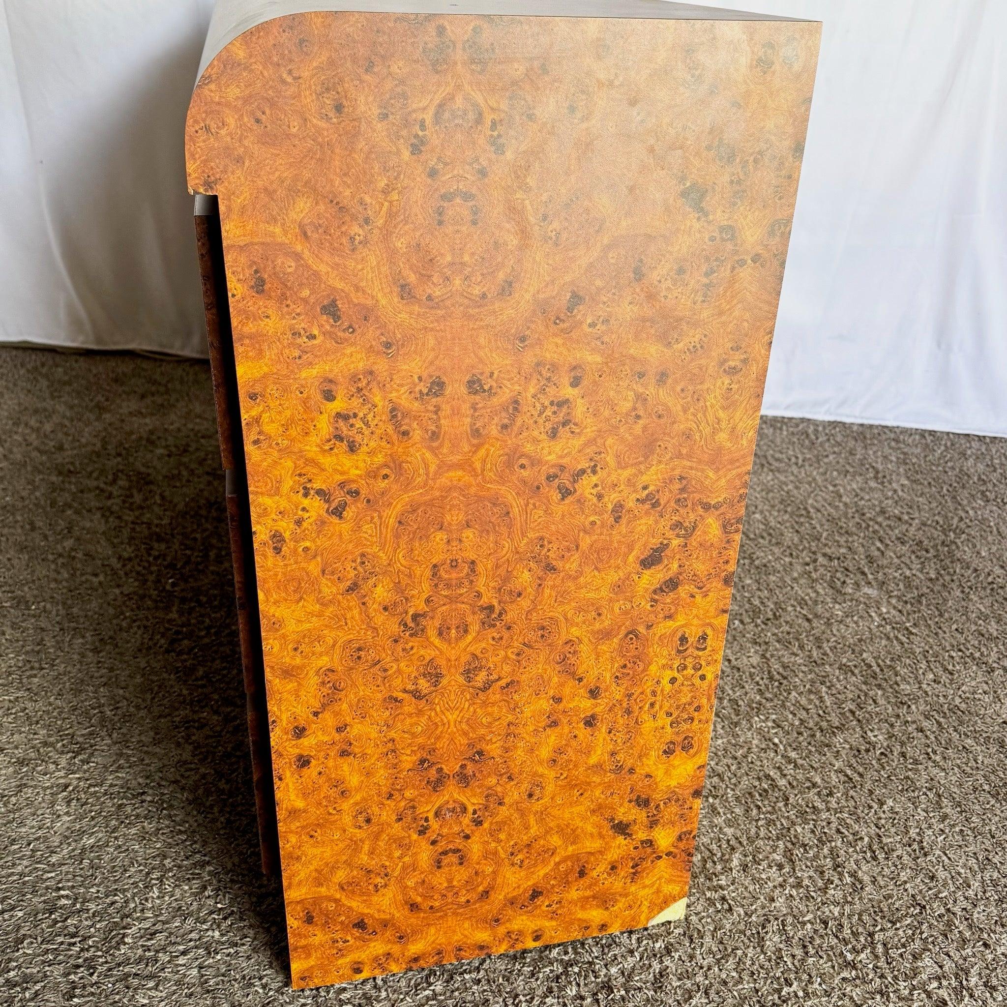 Cómoda Postmoderna De Madera De Burl Laminada En Cascada Con Espejo - 2 Piezas finales del siglo XX en venta