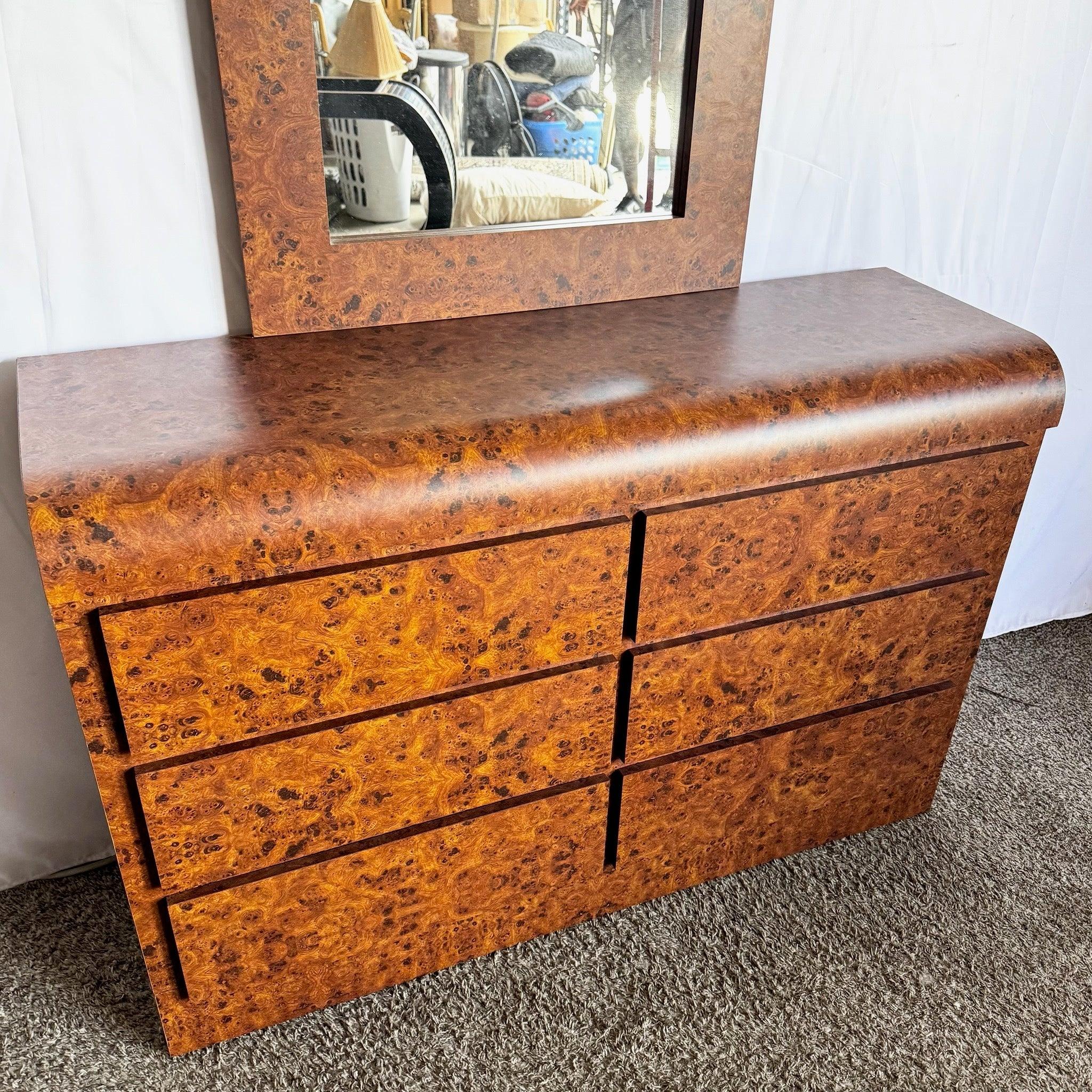 Cómoda Postmoderna De Madera De Burl Laminada En Cascada Con Espejo - 2 Piezas en venta 3