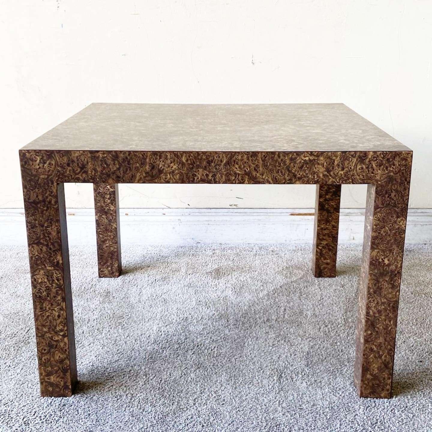 Tables d'appoint Parsons ascendantes postmodernes en stratifié bois de bourgogne - la paire en vente 1