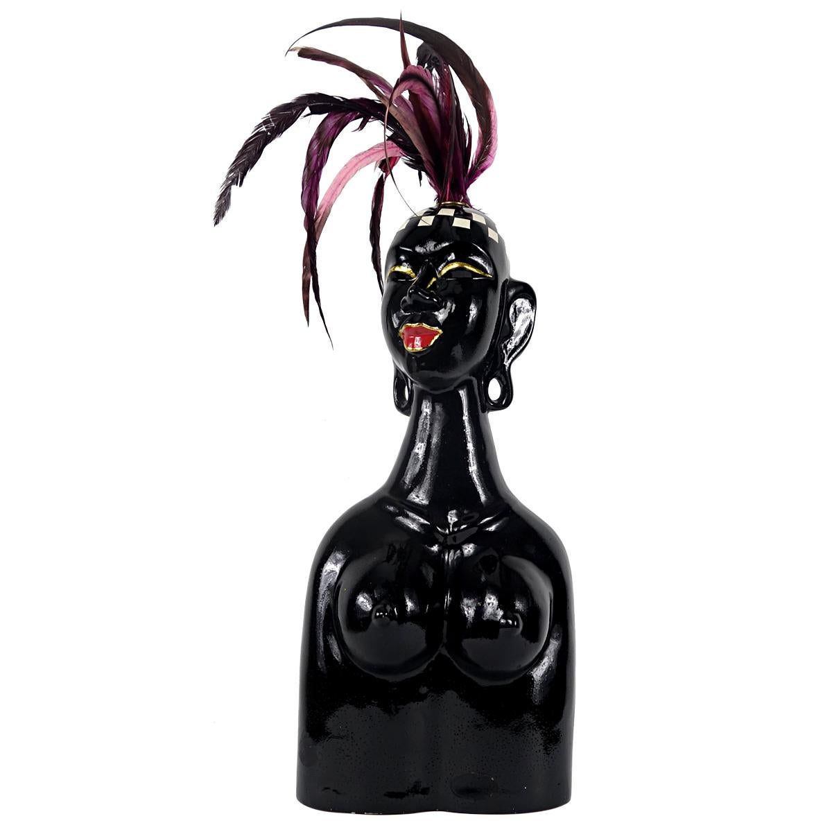Questo busto nero raffigura molto probabilmente Josephine Baker, la grande interprete franco-americana.
Questa donna sembra essere appena uscita dalle Folies Bergères dove ha fatto ancora una volta scalpore.
Questo busto è realizzato in resina e