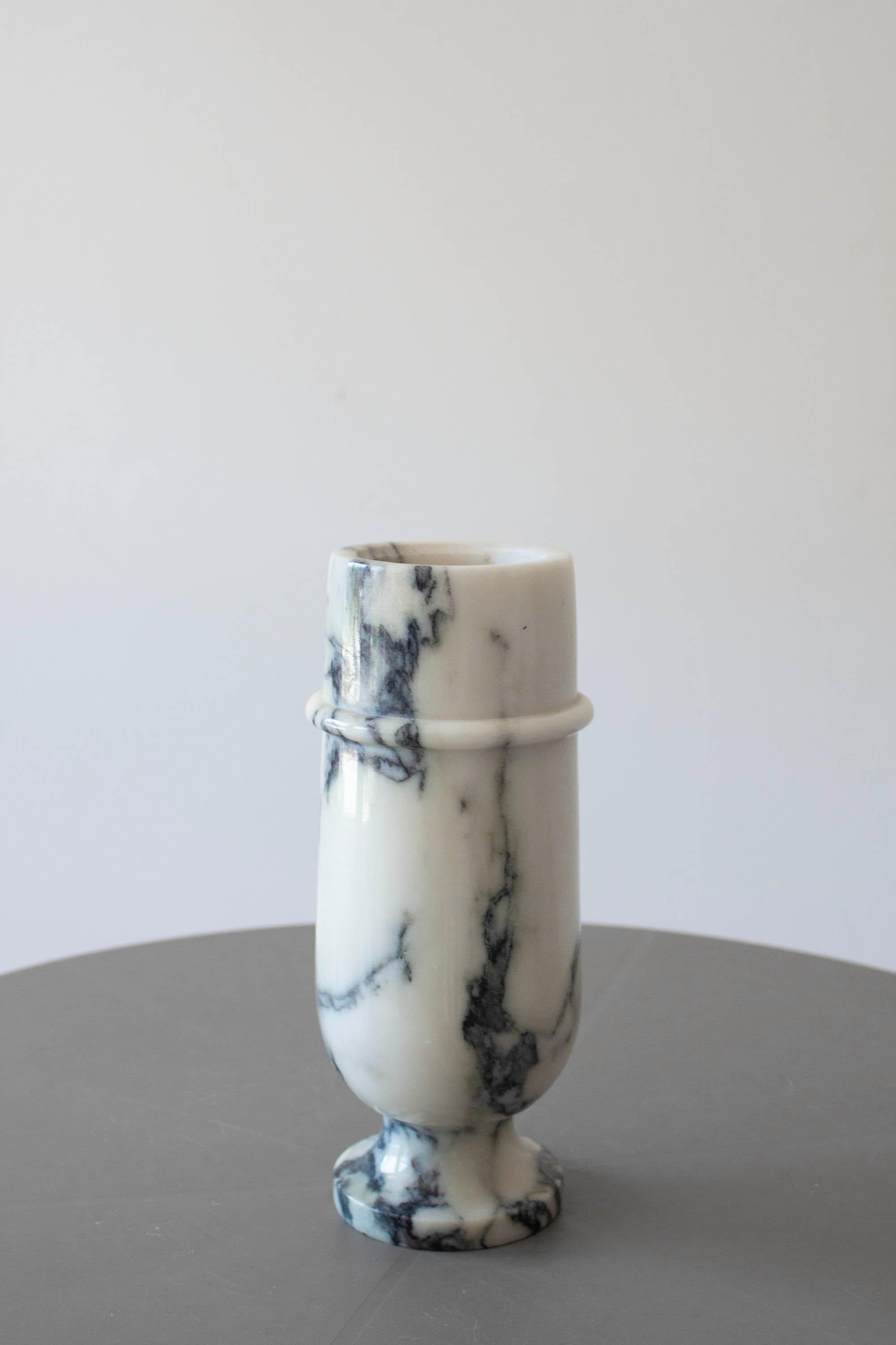Postmoderno Vaso a piedistallo in marmo Calacatta postmoderno realizzato in Italia intorno agli anni '80 in vendita