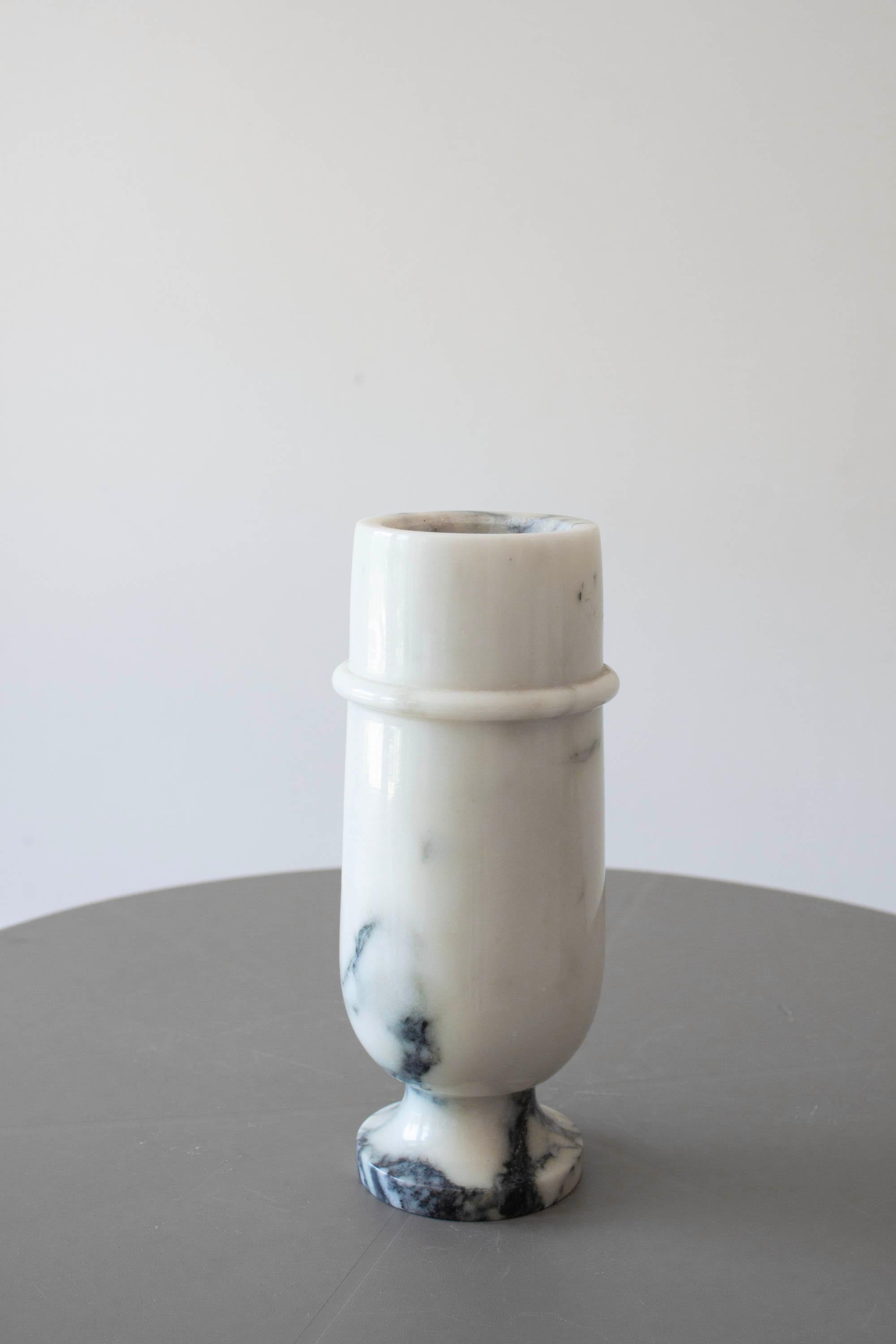 Tedesco Vaso a piedistallo in marmo Calacatta postmoderno realizzato in Italia intorno agli anni '80 in vendita