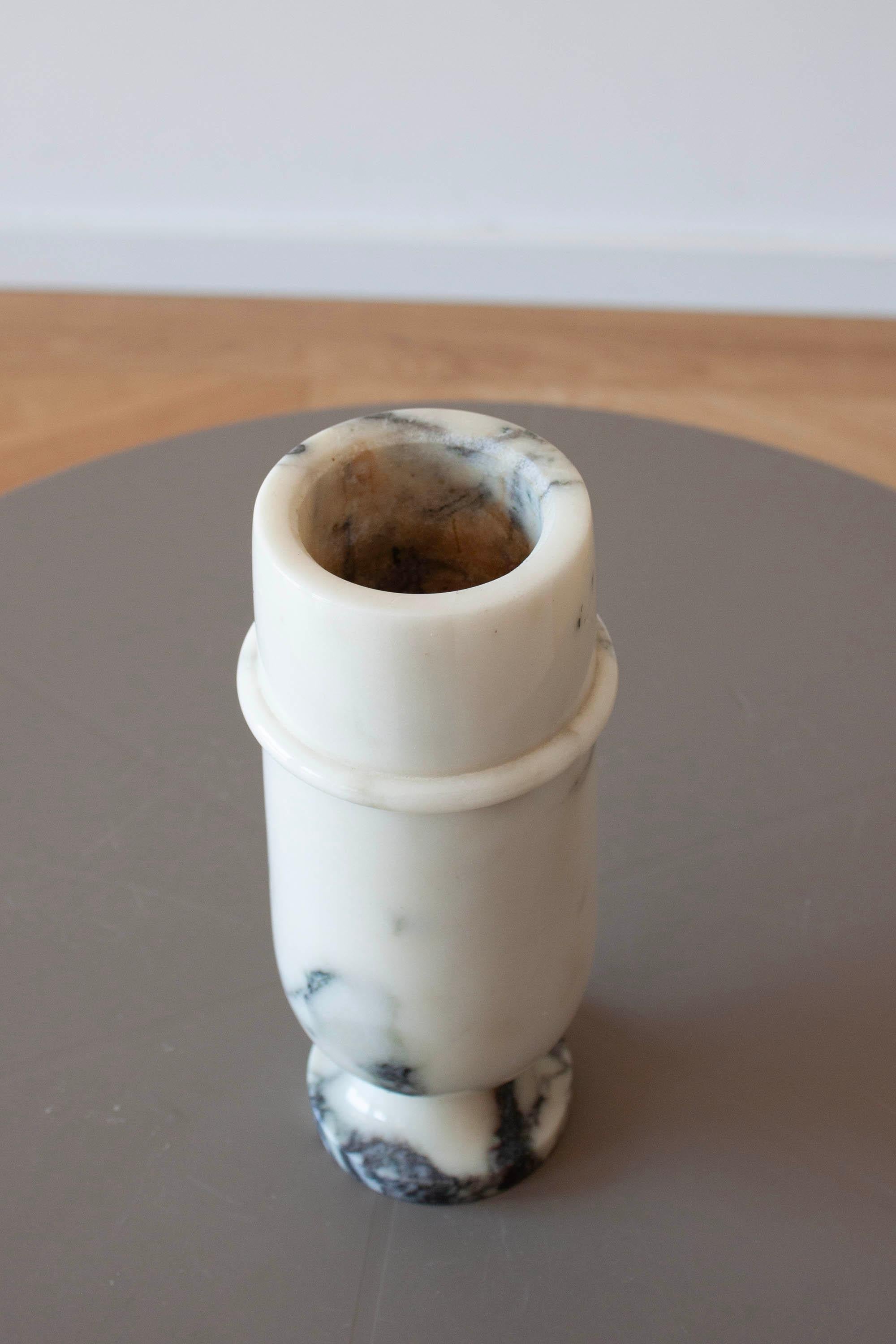Fatto a mano Vaso a piedistallo in marmo Calacatta postmoderno realizzato in Italia intorno agli anni '80 in vendita