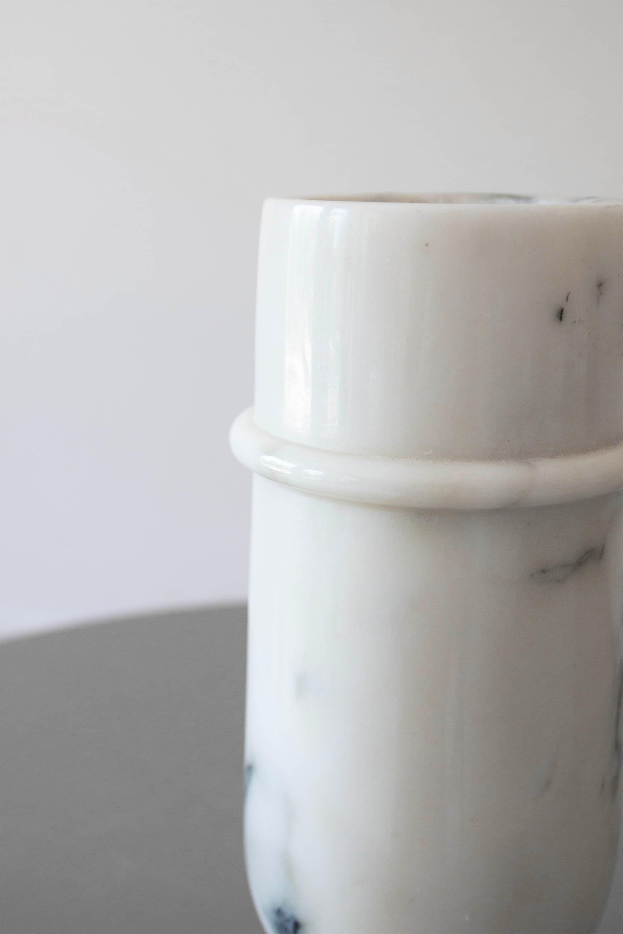 XX secolo Vaso a piedistallo in marmo Calacatta postmoderno realizzato in Italia intorno agli anni '80 in vendita