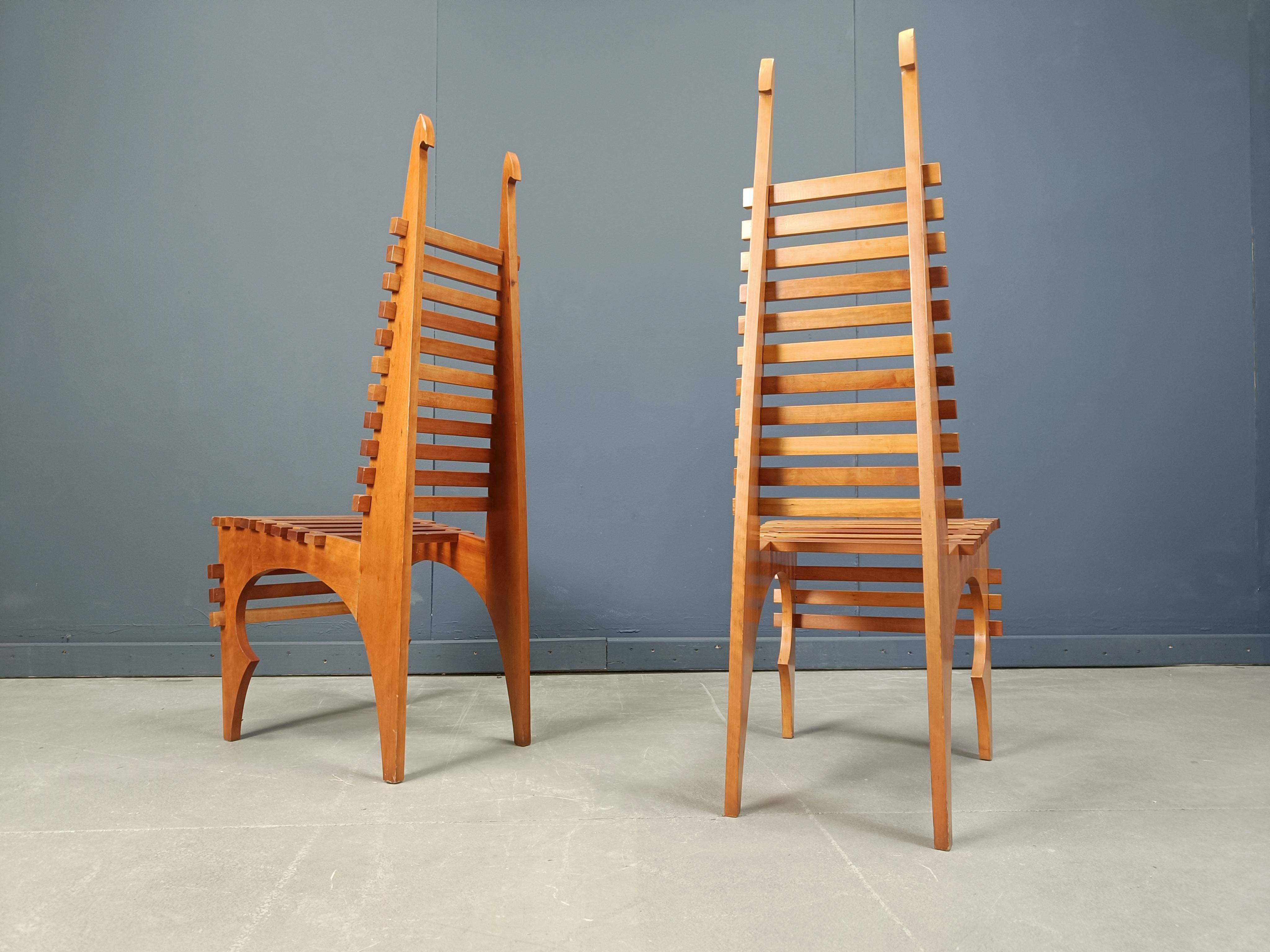 Skulpturale postmoderne Esszimmerstühle Modell 'calcar' von Benoit Lange.

Wunderschöne, handgefertigte Esszimmerstühle mit einem erstaunlichen Design.

Diese Stühle gehören zu den am besten aussehenden, die wir je gesehen haben, und wir sind stolz