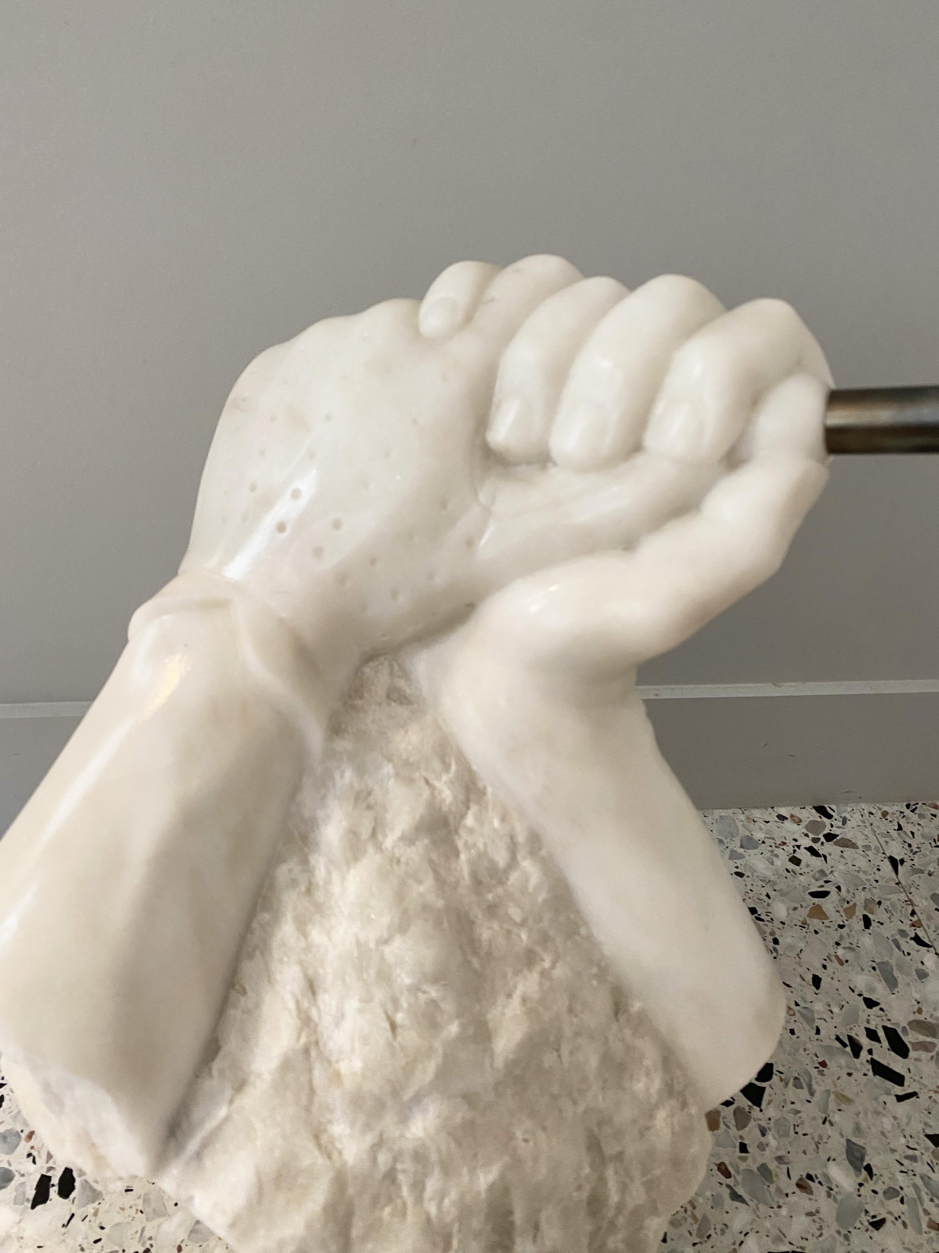 Postmoderne Handskulptur aus Carrara-Marmor von Eric Theret, Frankreich, 1990er Jahre. (Französisch) im Angebot