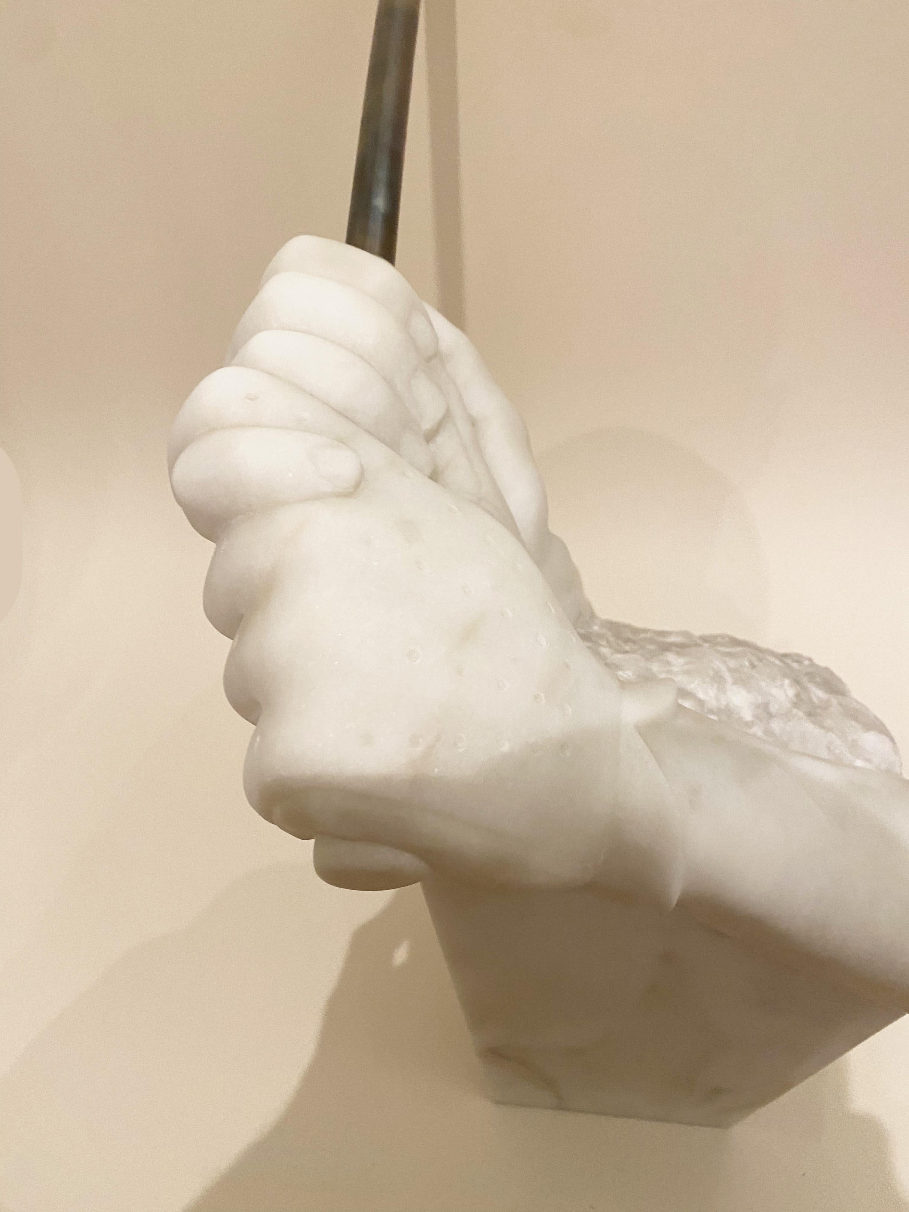 Francese Scultura postmoderna di mani in marmo di Carrara di Eric Theret, Francia, anni Novanta. in vendita