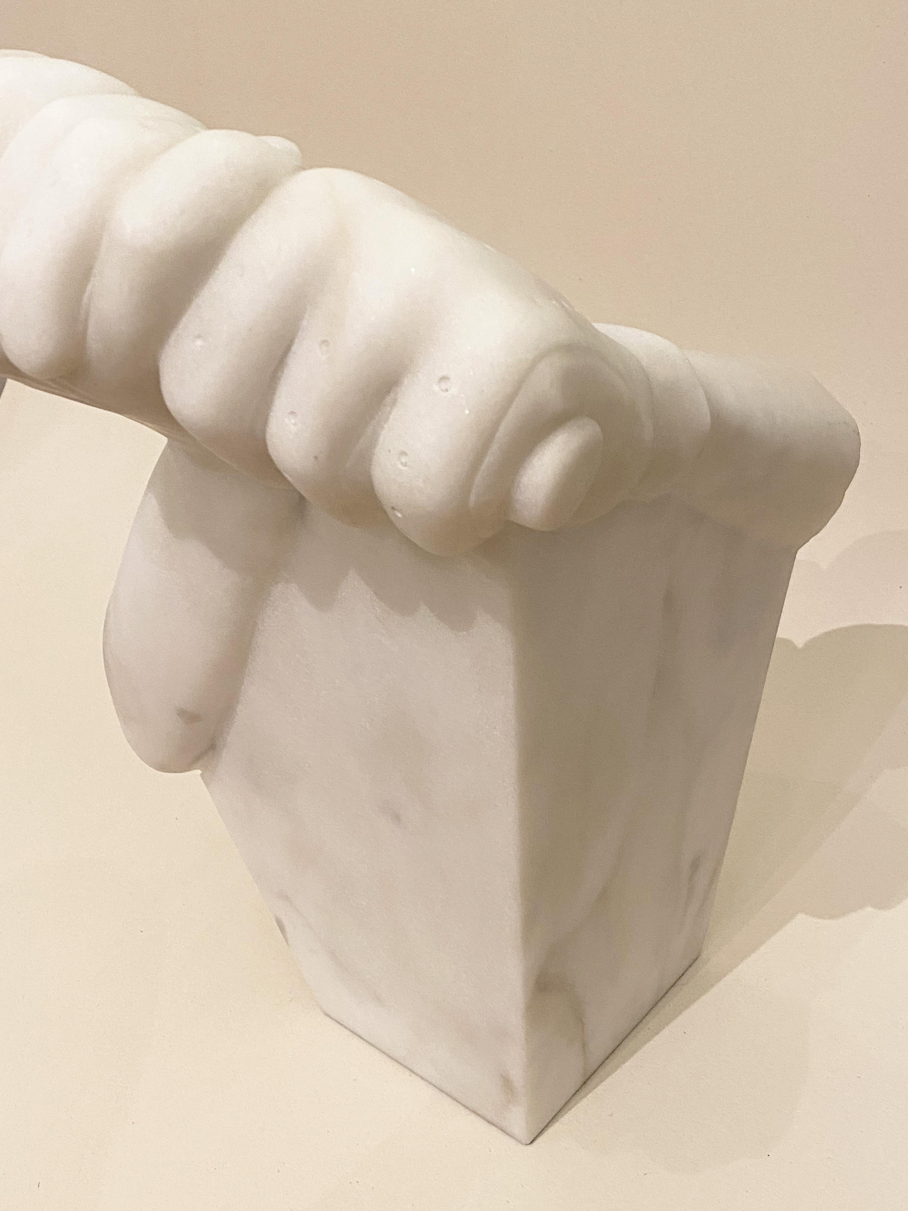 Metallo Scultura postmoderna di mani in marmo di Carrara di Eric Theret, Francia, anni Novanta. in vendita