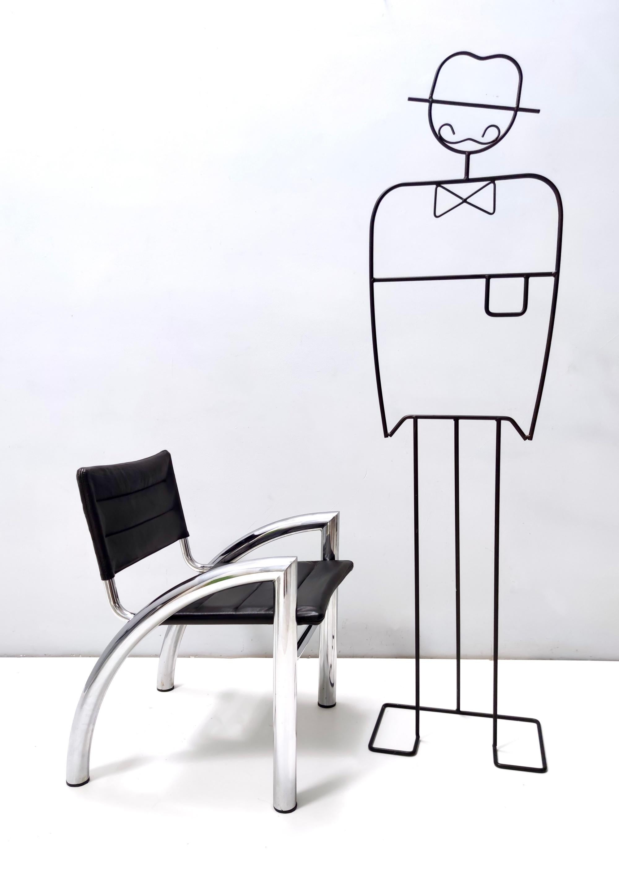 Fabriqué en Italie, 1976.
Il s'agit du modèle Cassiopea, conçu par Gae Aulenti pour Elam, Meda.
Ces chaises présentent une structure en acier tubulaire chromé et une assise et un dossier en cuir.
Il s'agit de pièces vintage, qui peuvent donc