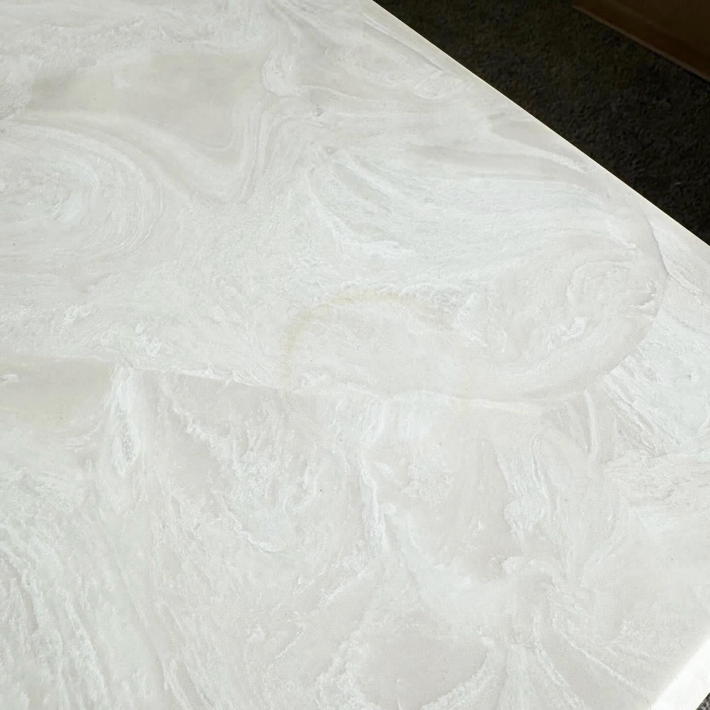 Américain Table de salle à manger rectangulaire postmoderne en faux marbre crème et beige en vente
