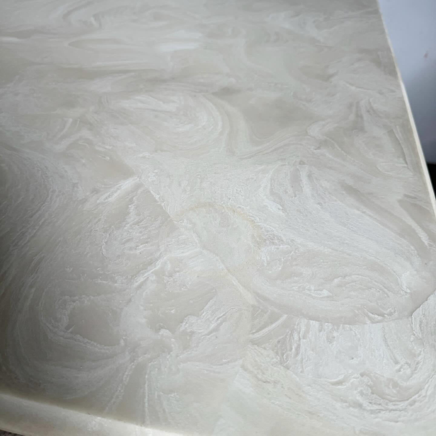 20ième siècle Table de salle à manger rectangulaire postmoderne en faux marbre crème et beige en vente