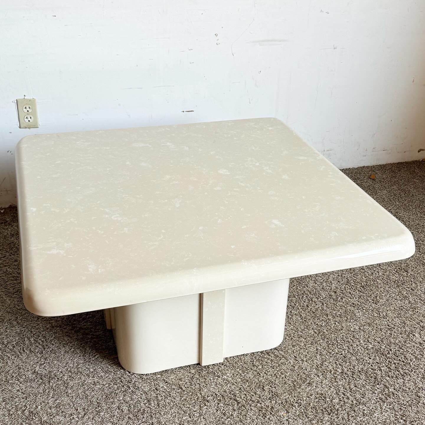 Scopri l'eleganza del tavolino Postmodern Casted Stone Faux Marble nei colori crema e beige. Questo pezzo combina la bellezza del marmo con la durevolezza della pietra fusa, offrendo un centro sofisticato per qualsiasi spazio contemporaneo. La sua
