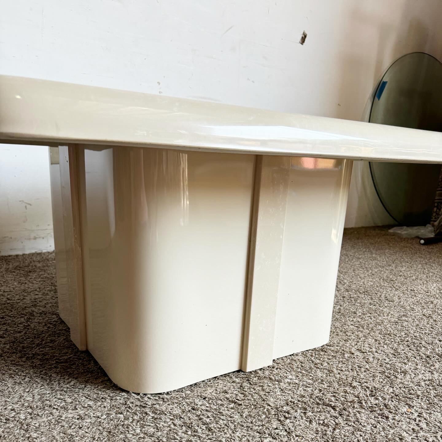 Legno Tavolino da caffè postmoderno in pietra falsa di marmo color crema e beige in vendita