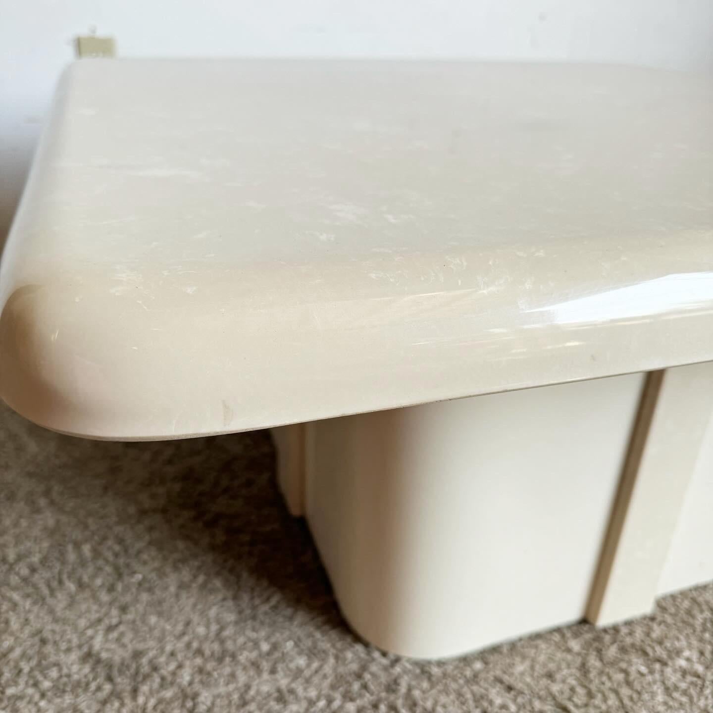 Tavolino da caffè postmoderno in pietra falsa di marmo color crema e beige in vendita 3