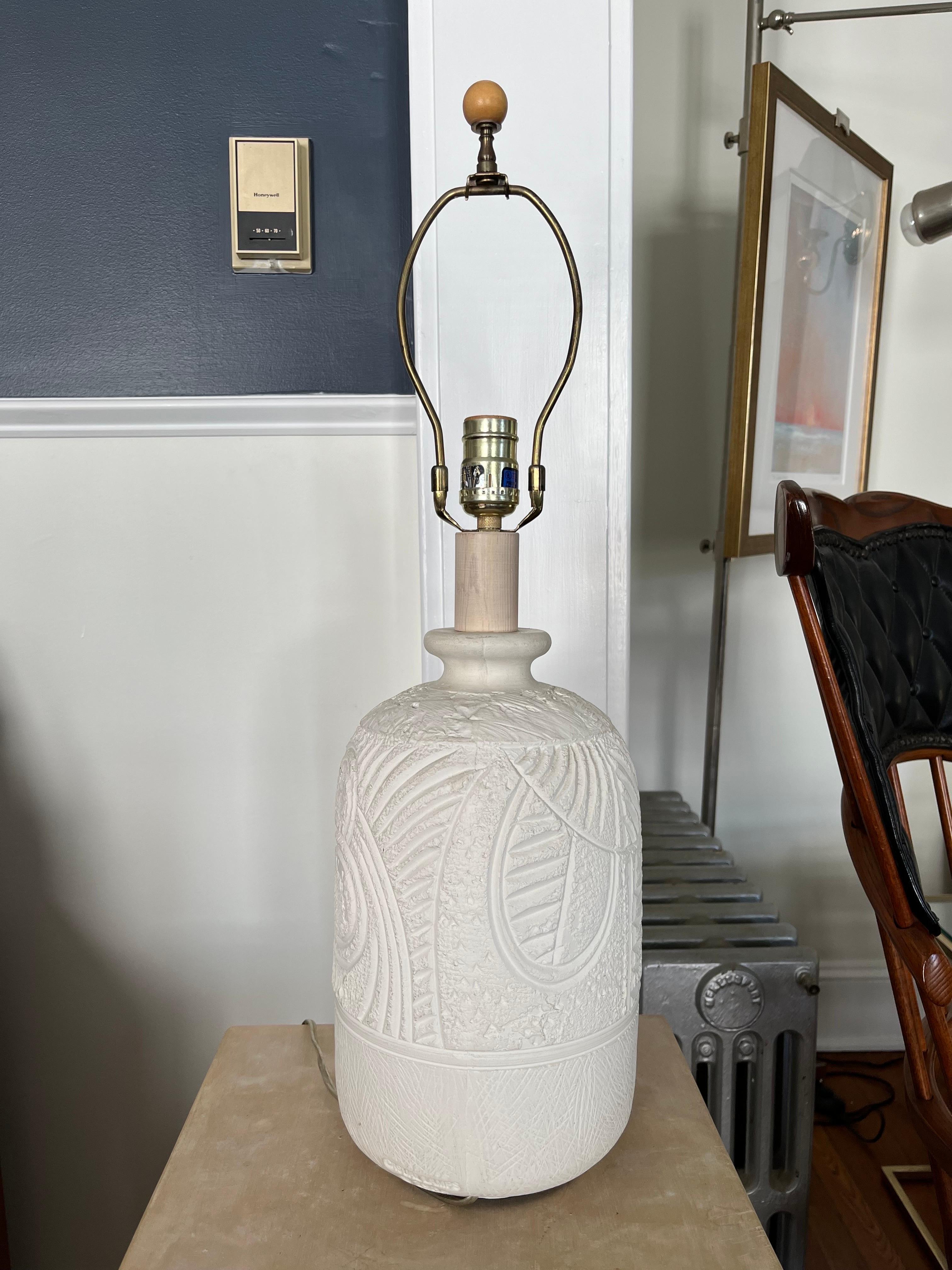 Casual Lamps of California Lampe en plâtre gravé Bon état - En vente à W Allenhurst, NJ