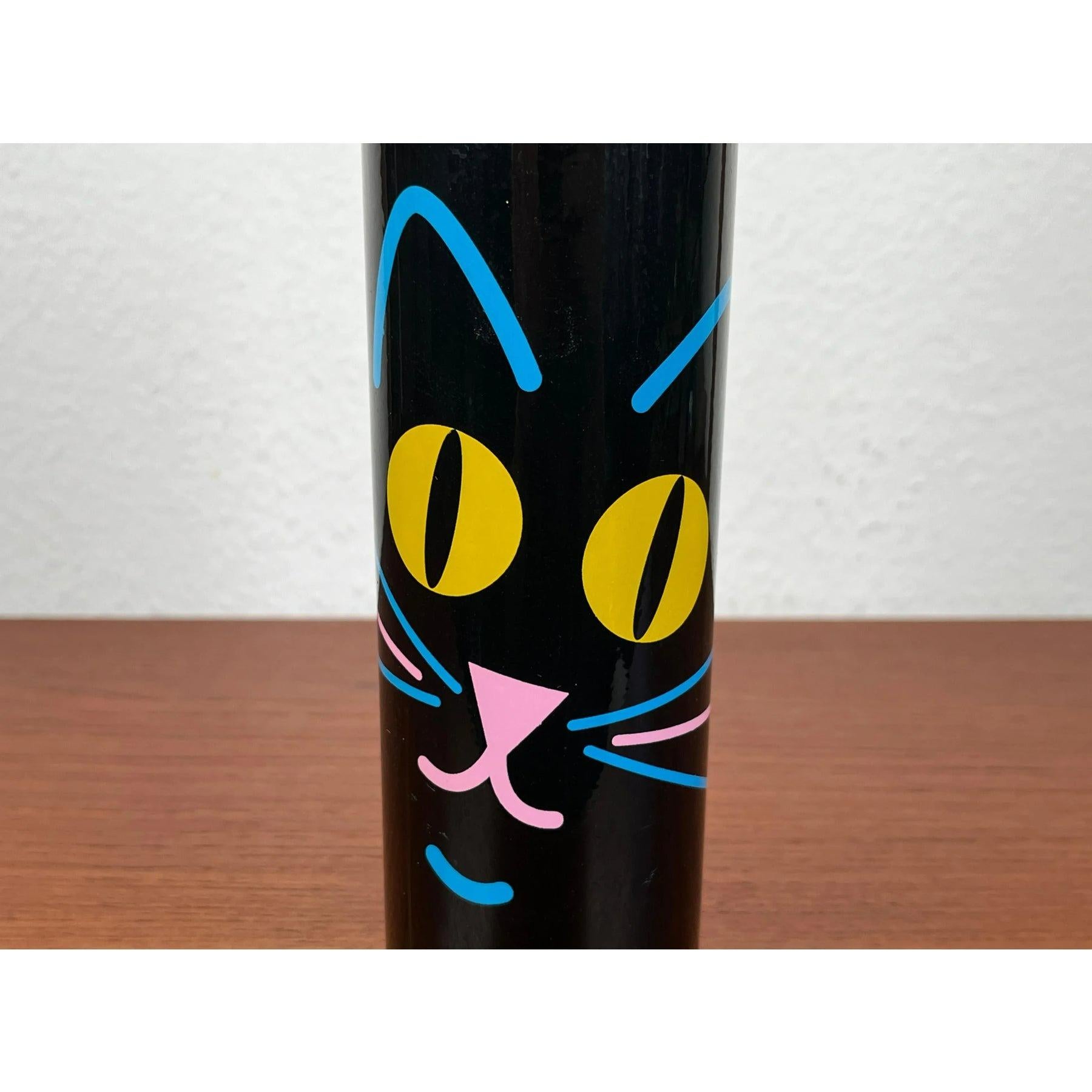 Bottiglia con design a gatto postmoderno, anni '80, in ottime condizioni. Progettato dal 1980 al 1989.

Informazioni aggiuntive:
Materiale: Vetro, Wood
Colore: giallo
Stili: Postmoderno
Tipo di articolo: Vintage, Antico o Pre-owned
Diametro: 2,36ʺL