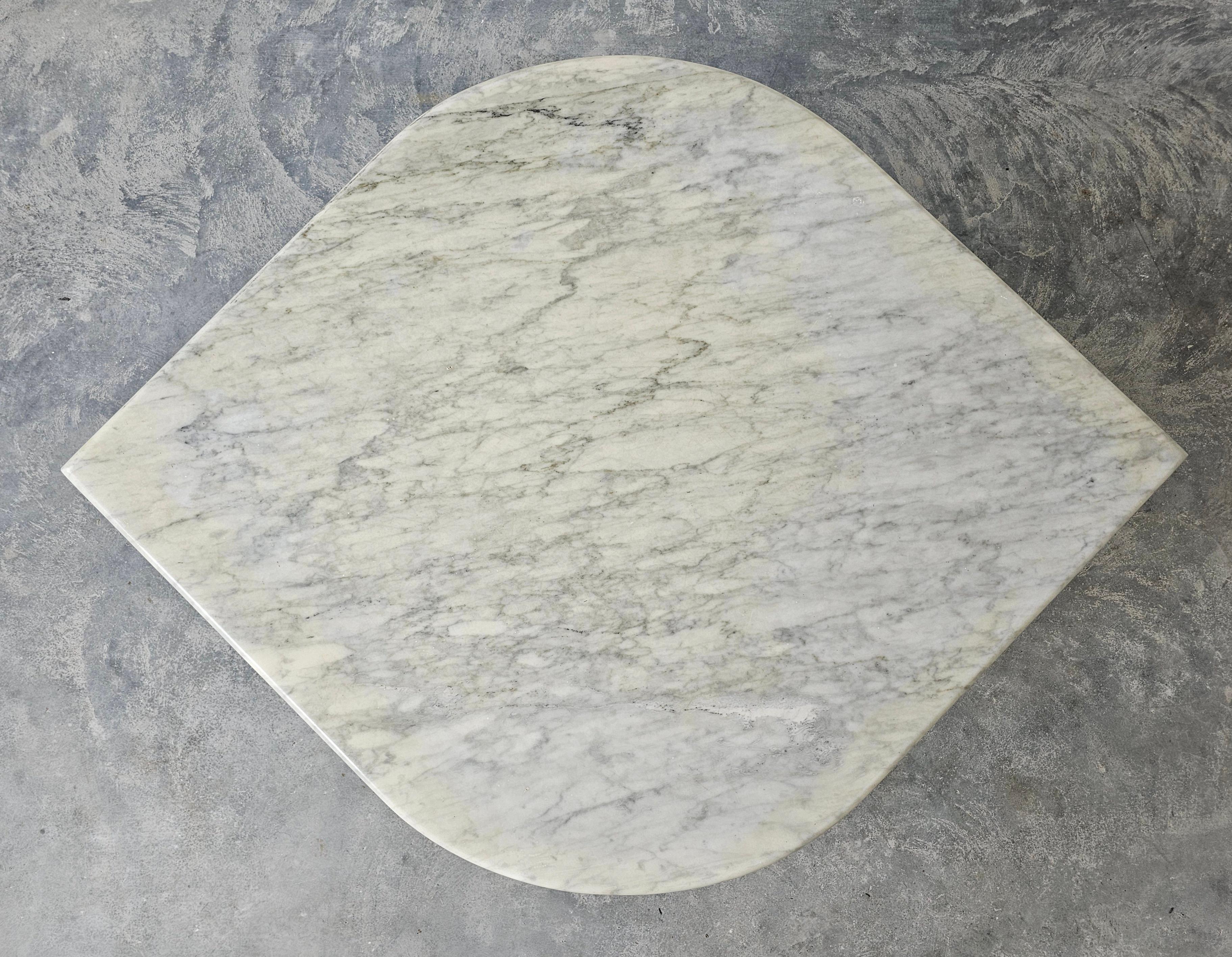 En este anuncio encontrarás una elegante y lujosa mesa de centro de mármol blanco de carrara. Tiene forma de ojo de gato y está diseñado al estilo de Roche Bobois. Fabricado en Italia en la década de 1980.

Buen estado vintage con algunos signos del