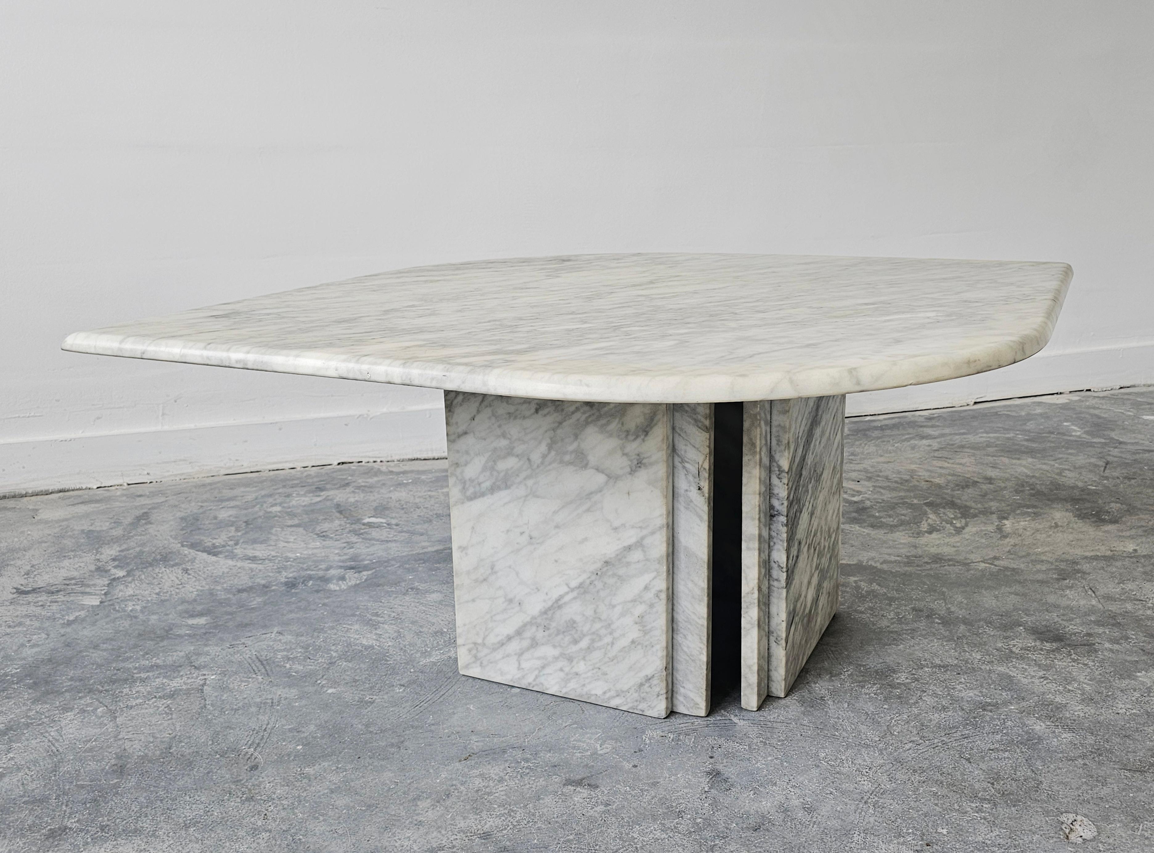 Mesa de centro posmoderna Ojo de gato de mármol blanco de Carrara al estilo de Roche Bobois Posmoderno en venta