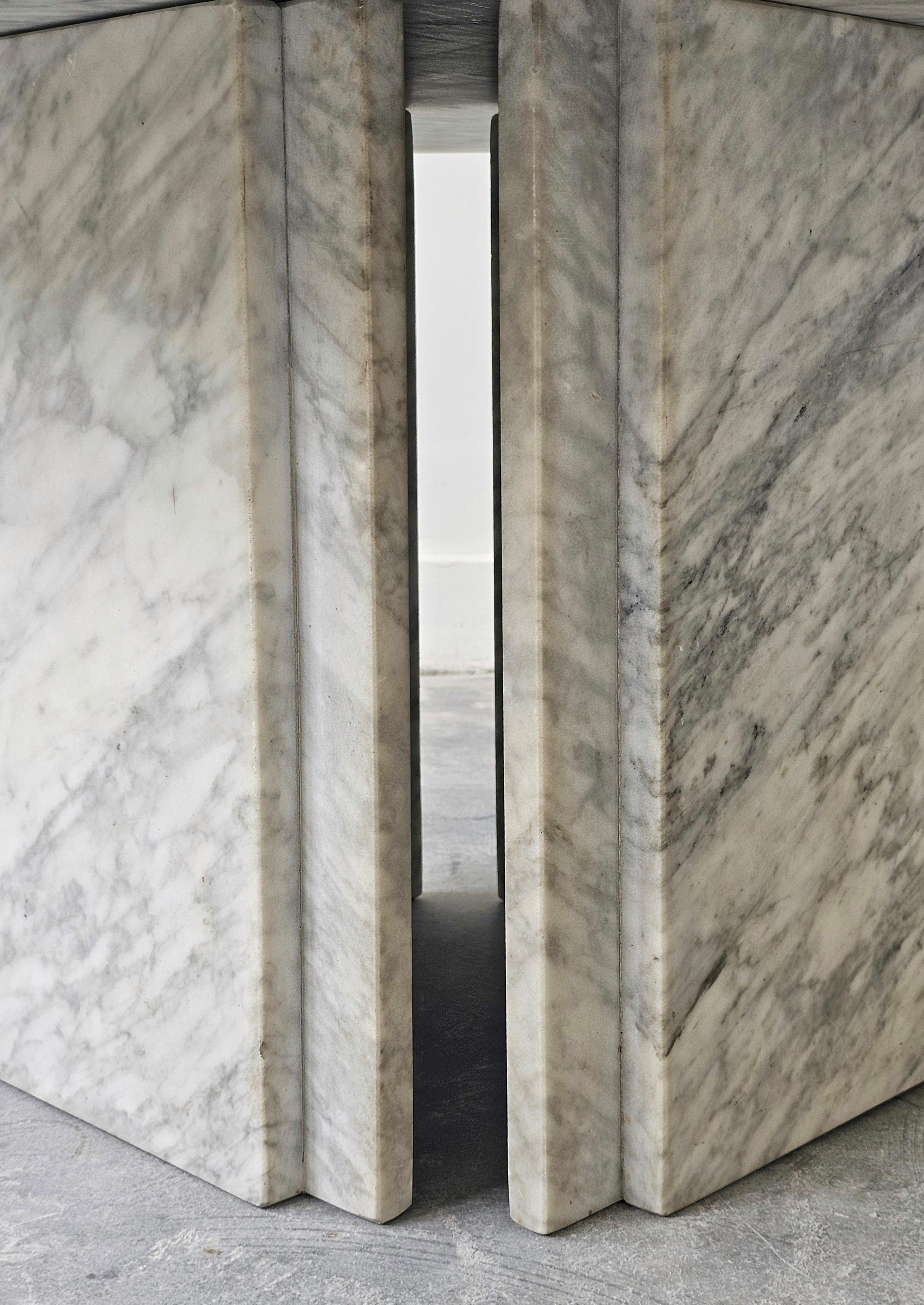 Mesa de centro posmoderna Ojo de gato de mármol blanco de Carrara al estilo de Roche Bobois Italiano en venta