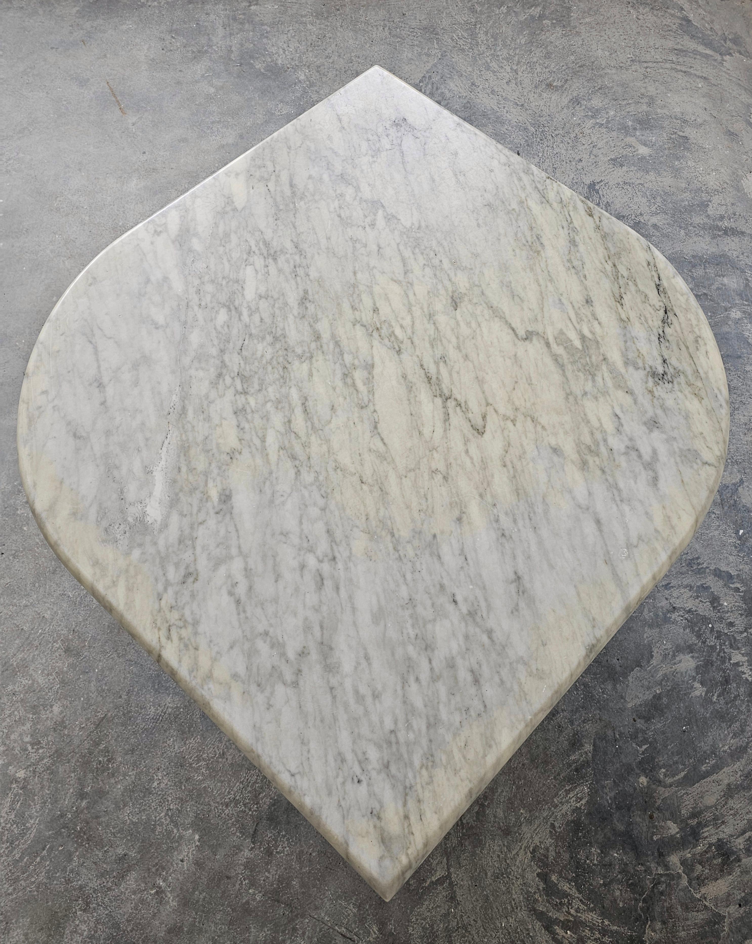 Mesa de centro posmoderna Ojo de gato de mármol blanco de Carrara al estilo de Roche Bobois finales del siglo XX en venta
