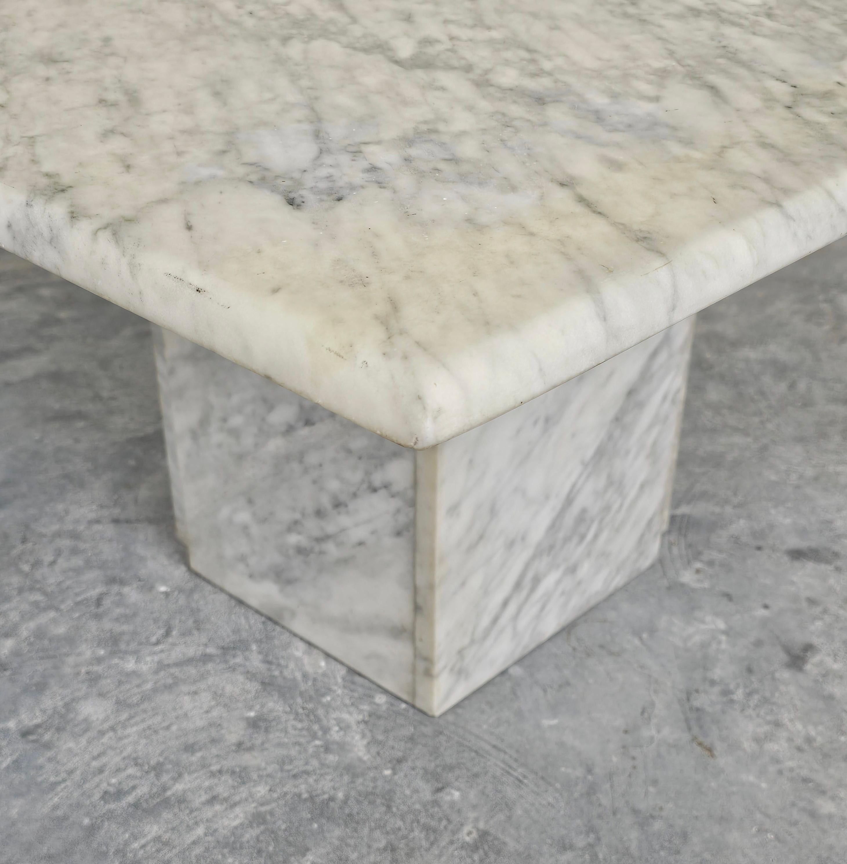 Mesa de centro posmoderna Ojo de gato de mármol blanco de Carrara al estilo de Roche Bobois Mármol de Carrara en venta