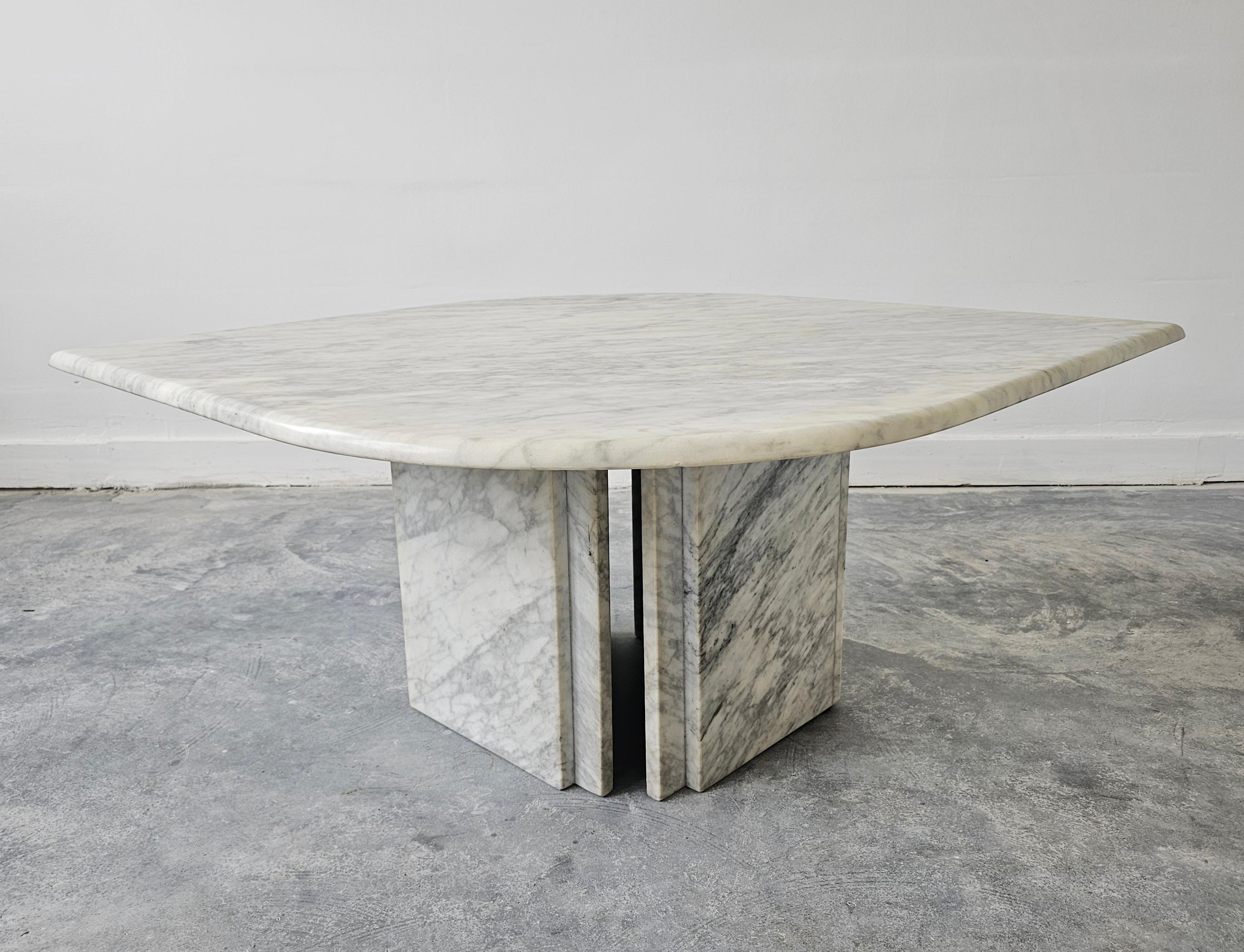 Mesa de centro posmoderna Ojo de gato de mármol blanco de Carrara al estilo de Roche Bobois en venta 1