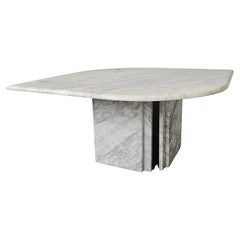 Tavolino da caffè postmoderno Cat-Eye in marmo bianco di Carrara nello stile di Roche Bobois