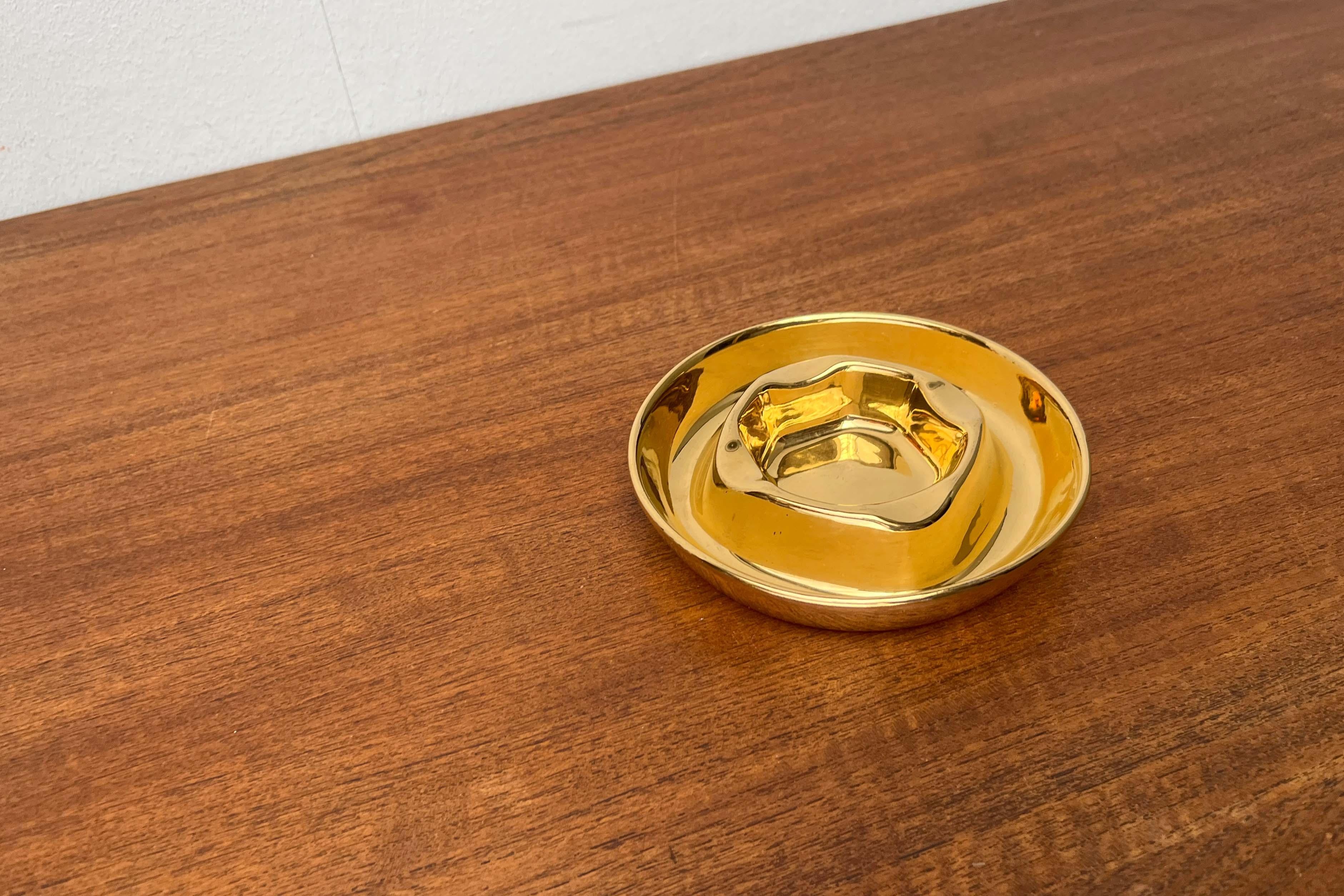 Cendrier postmoderne en céramique dorée d'Arabie, années 1980 en vente 4