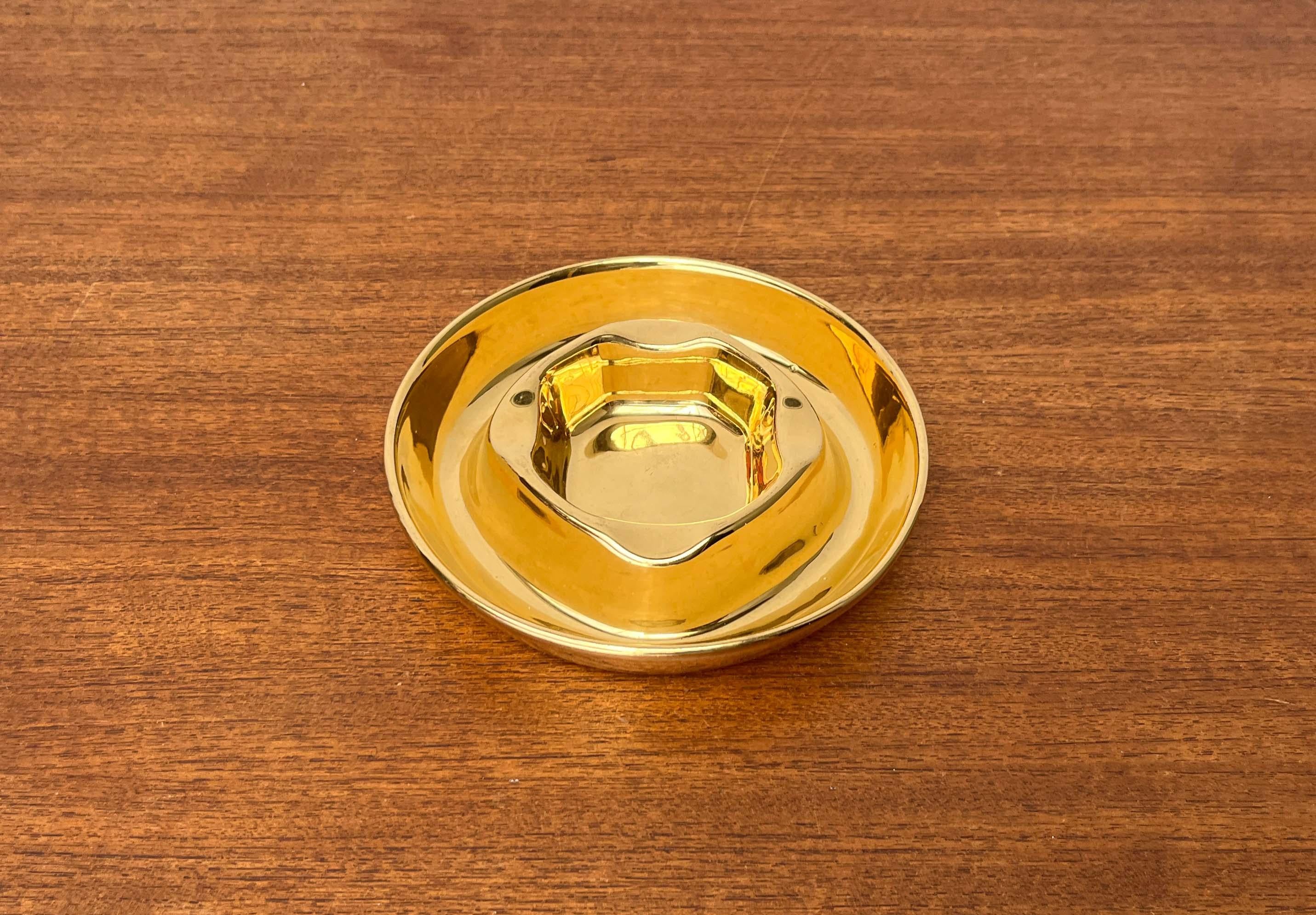 Finlandais Cendrier postmoderne en céramique dorée d'Arabie, années 1980 en vente