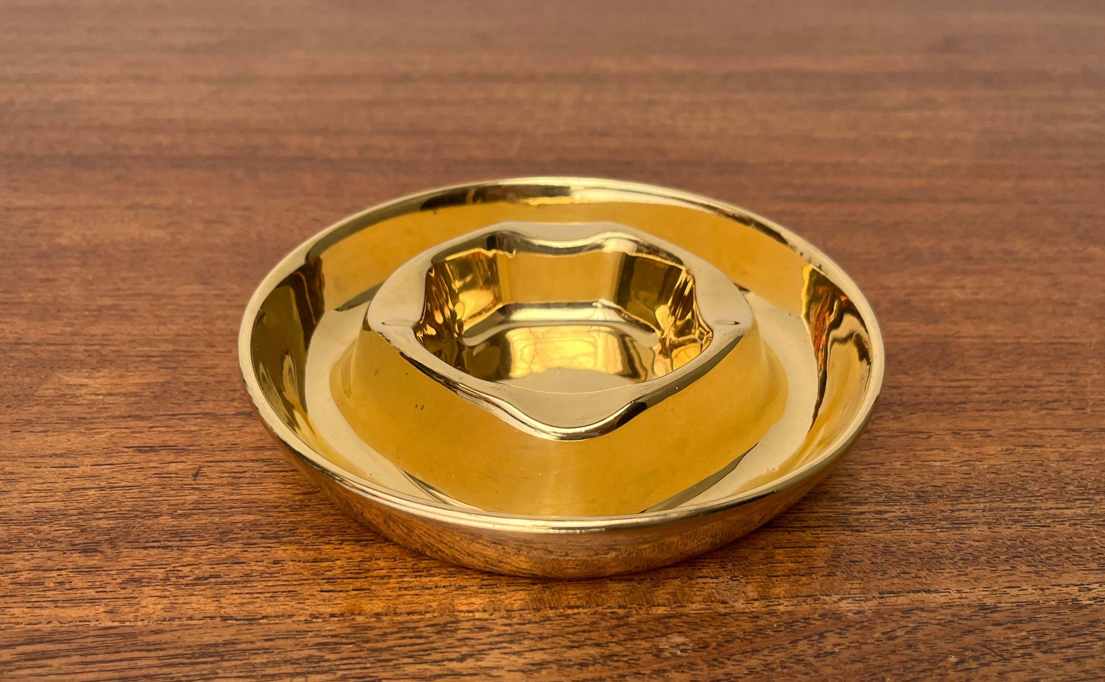 Cendrier postmoderne en céramique dorée d'Arabie, années 1980 en vente 1