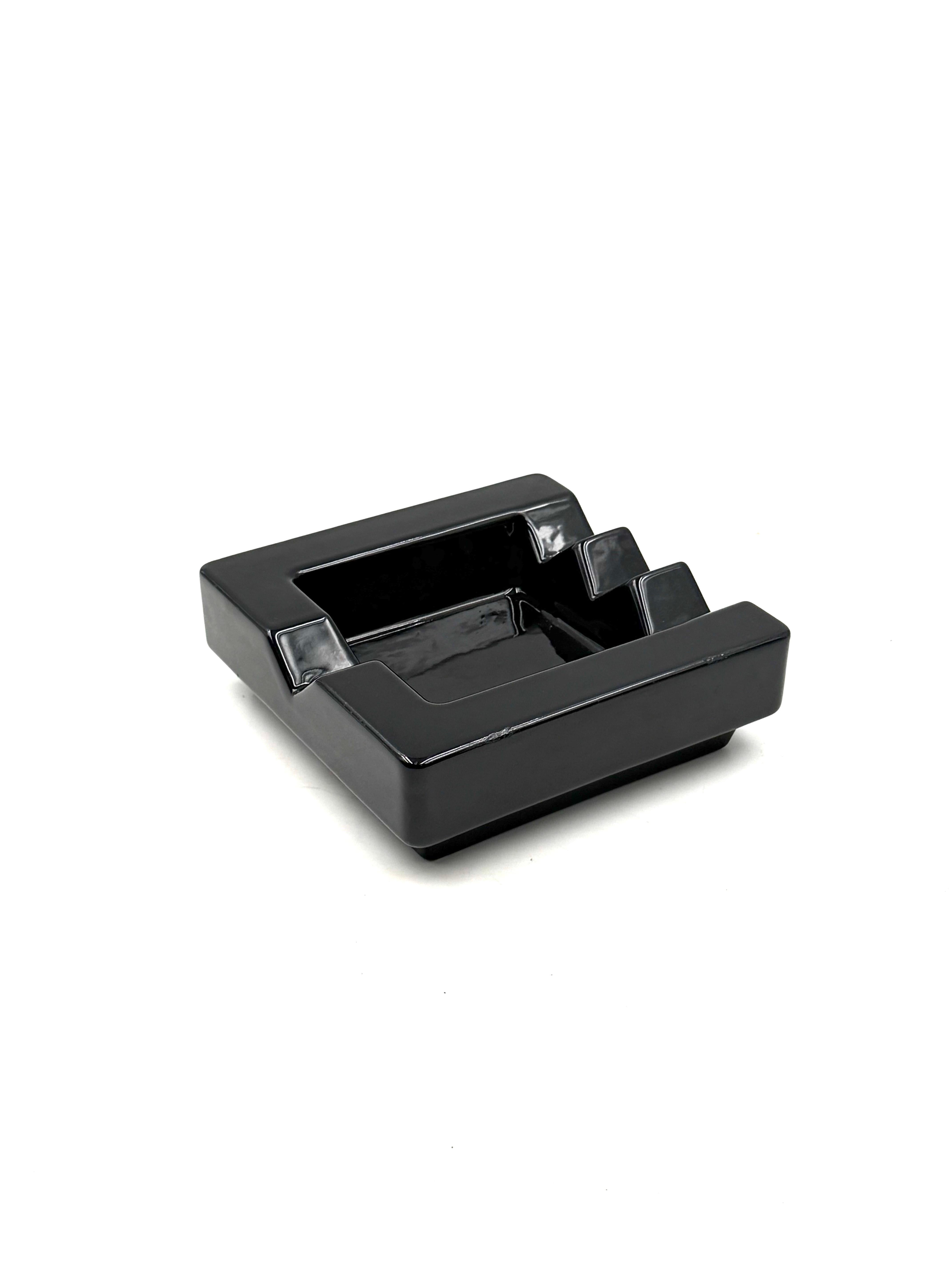 Postmodern ceramic ashtray, in the manner of Ettore Sottsass, the Mambruco, Italy For Sale 3