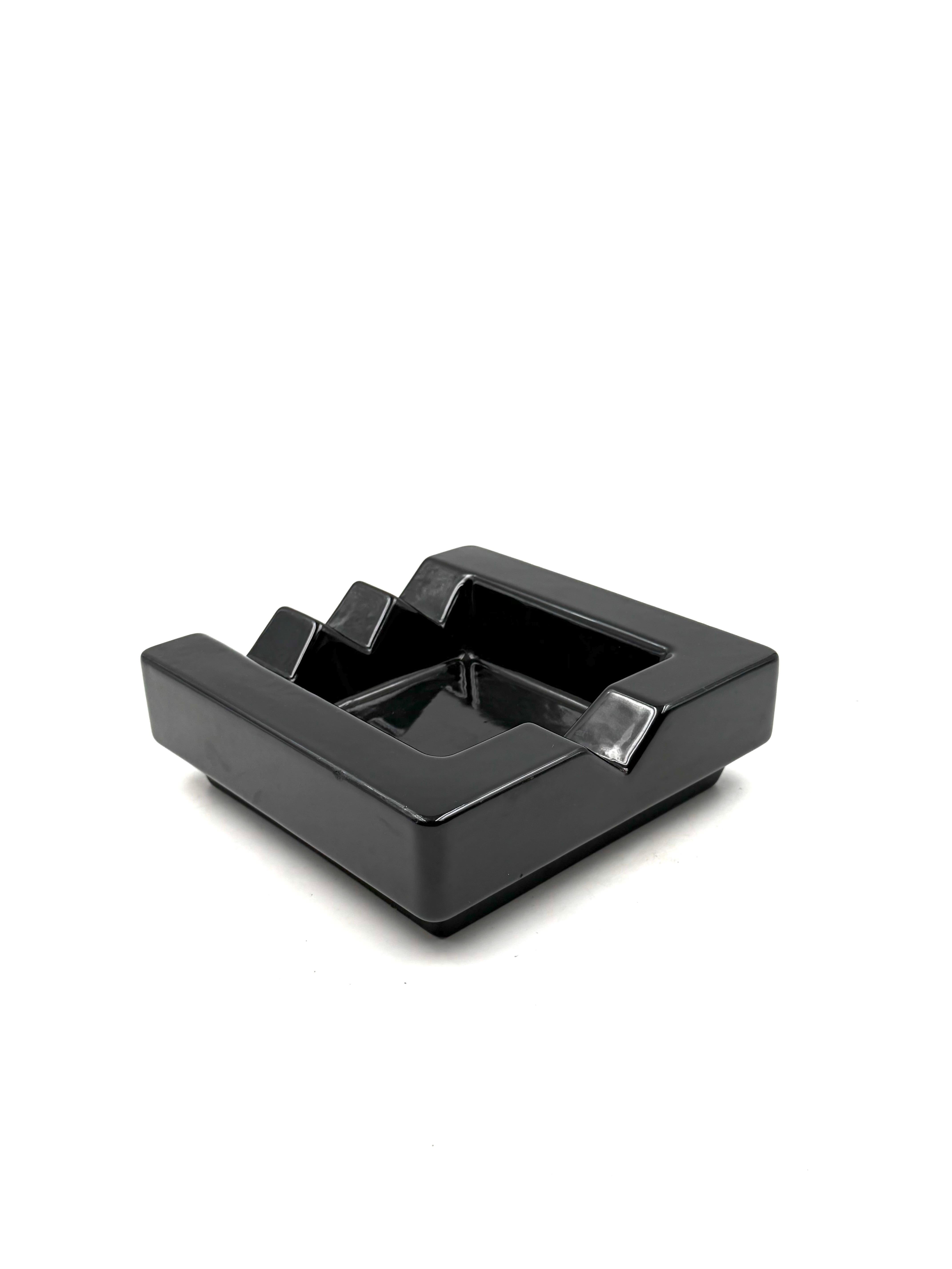 Postmodern ceramic ashtray, in the manner of Ettore Sottsass, the Mambruco, Italy For Sale 8