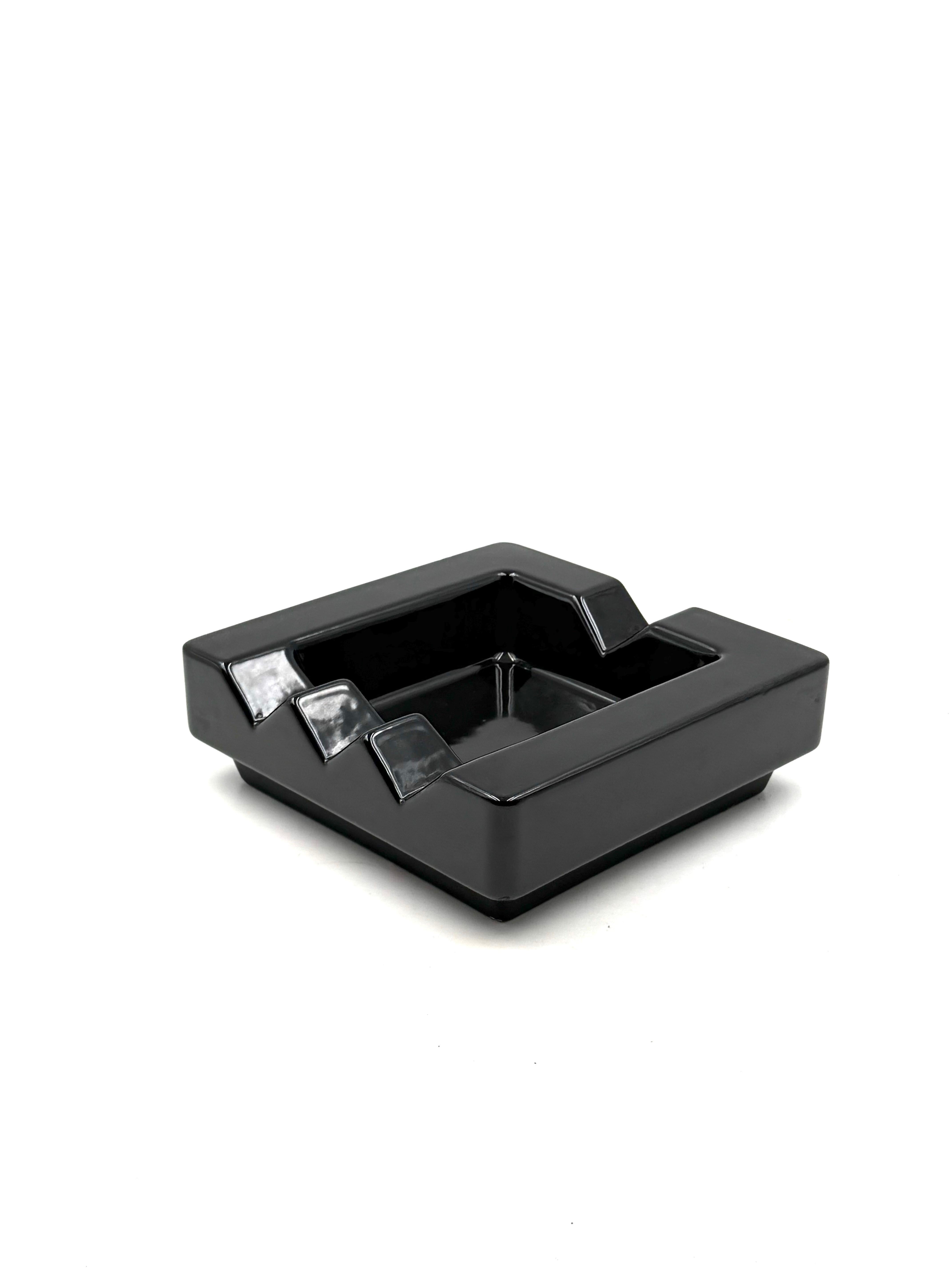Postmodern ceramic ashtray, in the manner of Ettore Sottsass, the Mambruco, Italy In Excellent Condition For Sale In Firenze, IT
