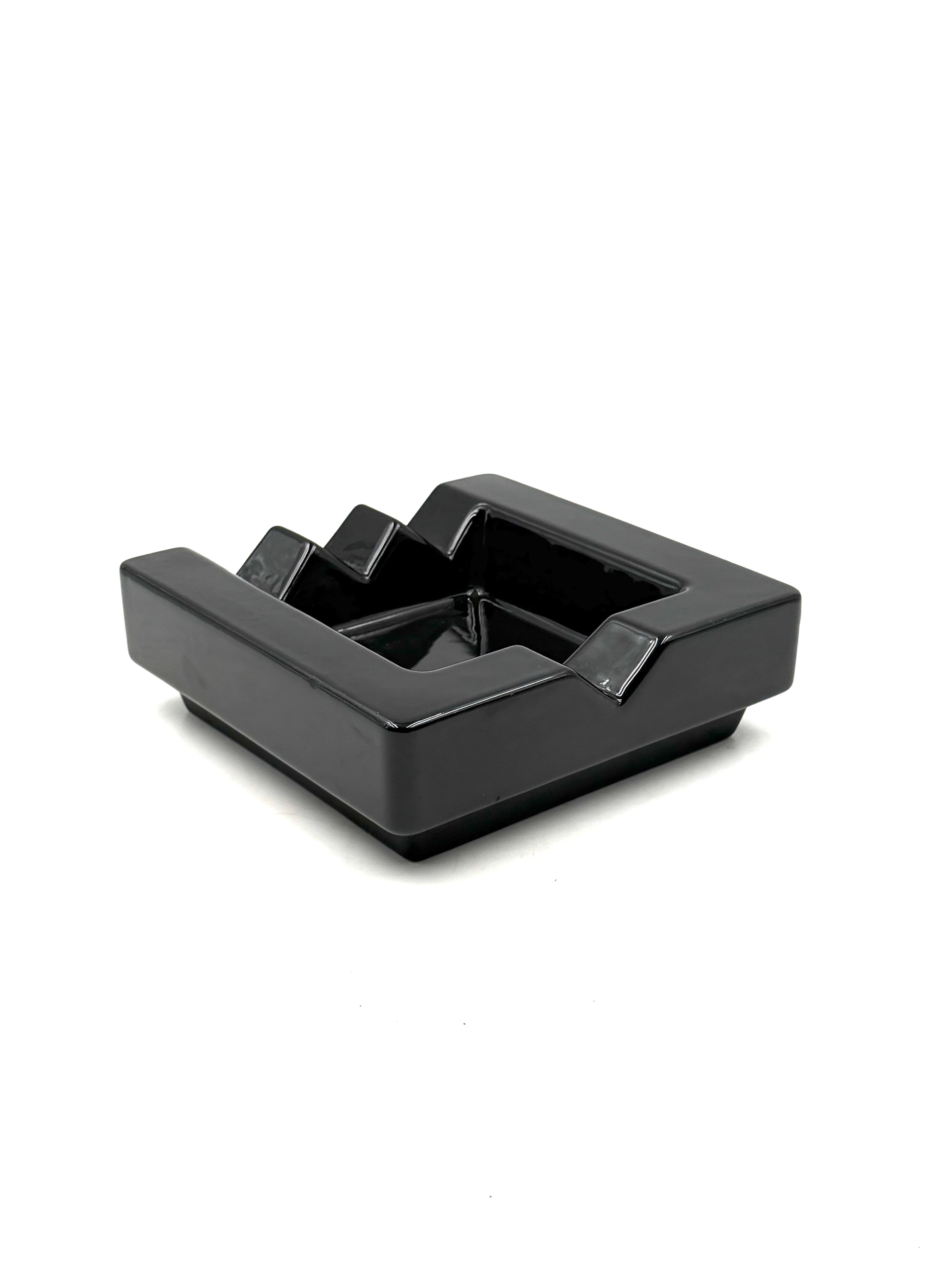 Ceramic Postmodern ceramic ashtray, in the manner of Ettore Sottsass, the Mambruco, Italy For Sale