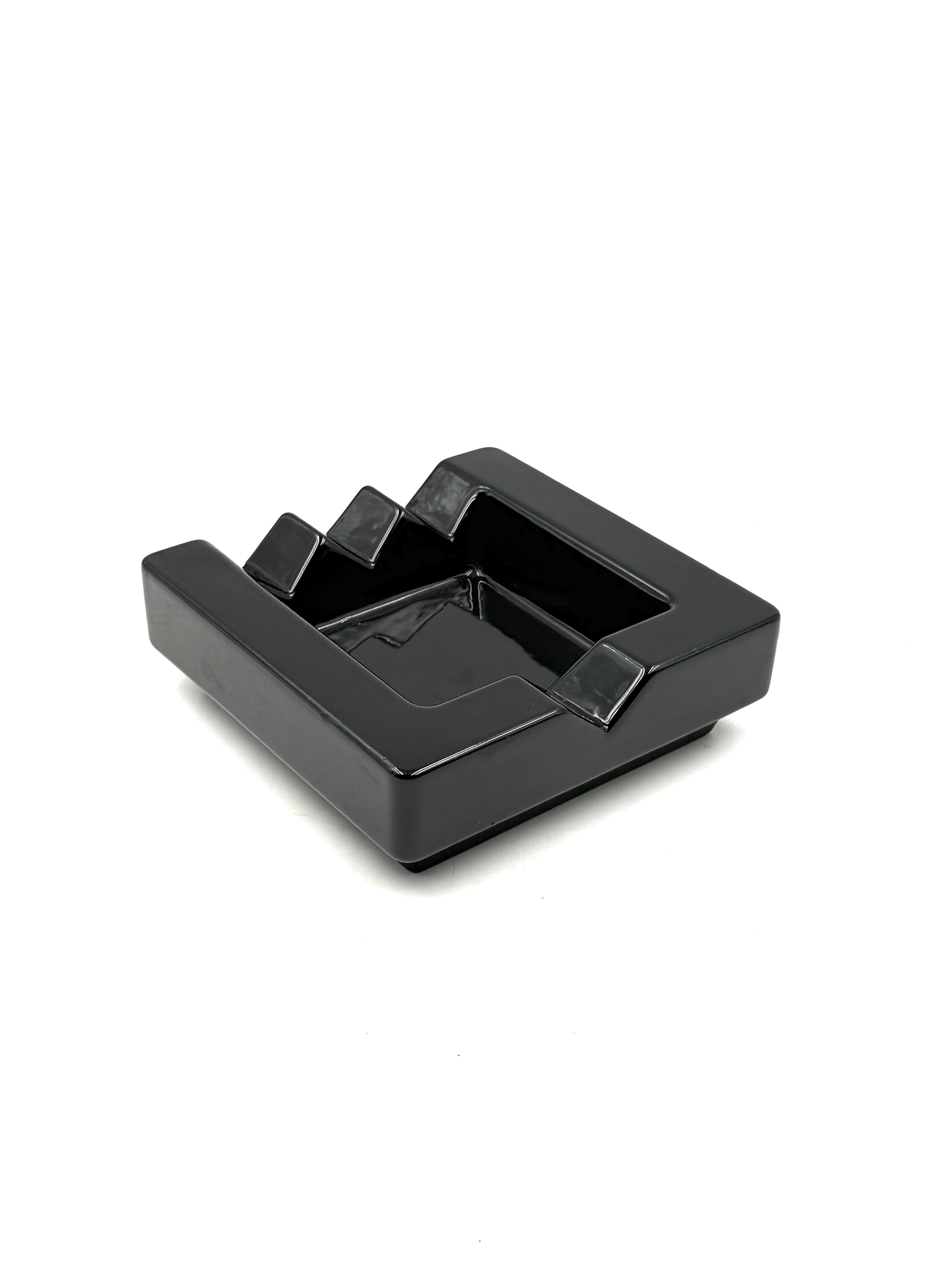 Postmodern ceramic ashtray, in the manner of Ettore Sottsass, the Mambruco, Italy For Sale 1
