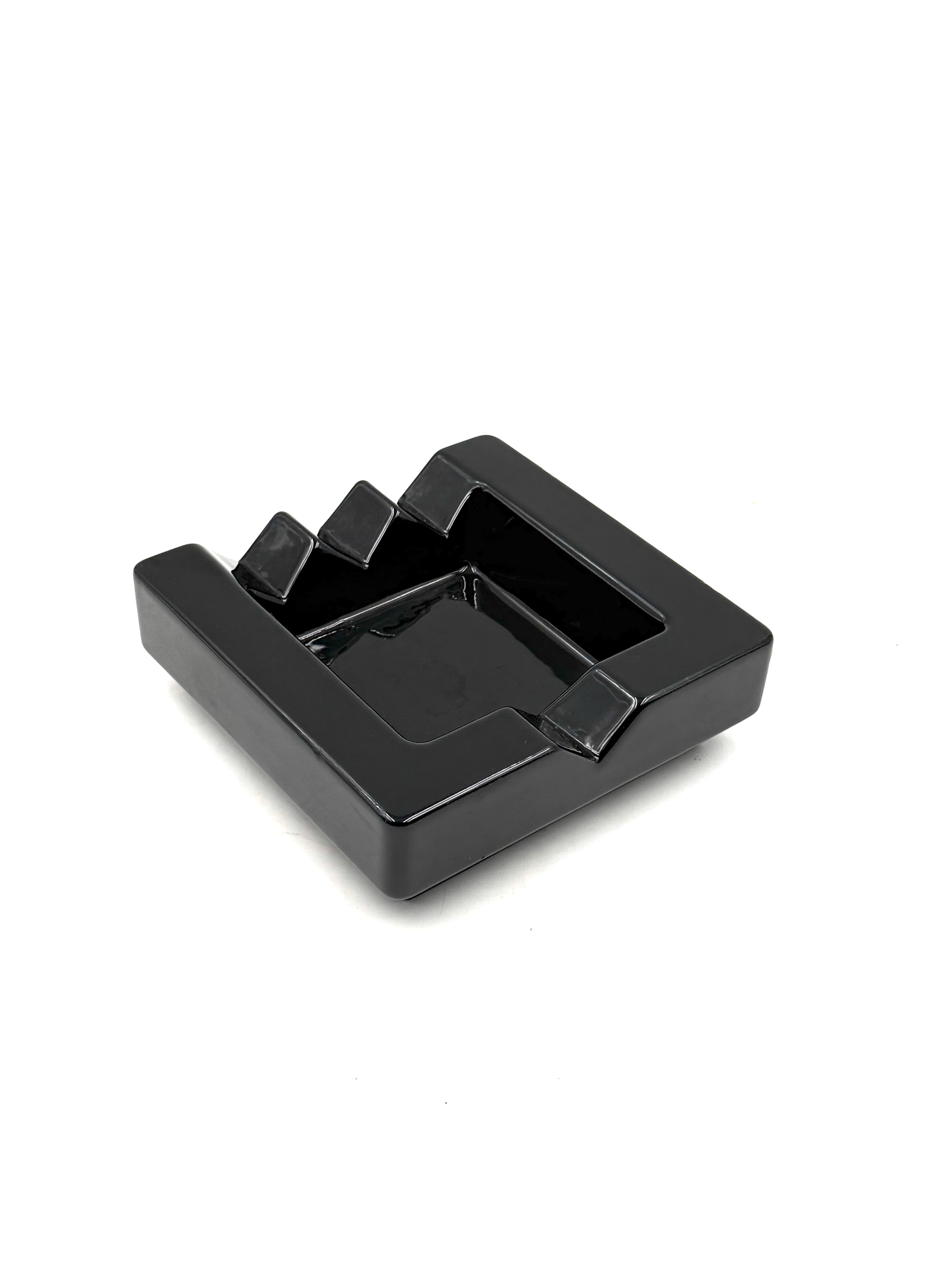 Postmodern ceramic ashtray, in the manner of Ettore Sottsass, the Mambruco, Italy For Sale 2