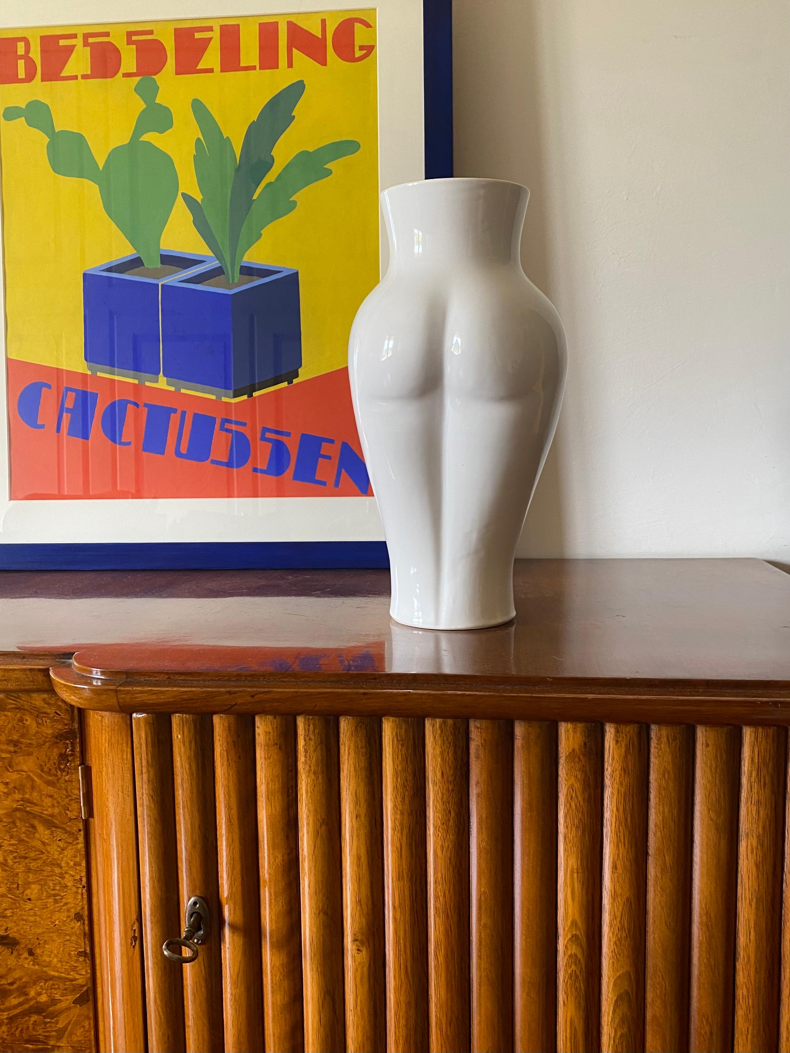 Postmodern white 'Femme' vase

Baba, Vallauris France ca. 1980s

H 34 cm x Dia. 20 cm

Conditions: excellent, no defects