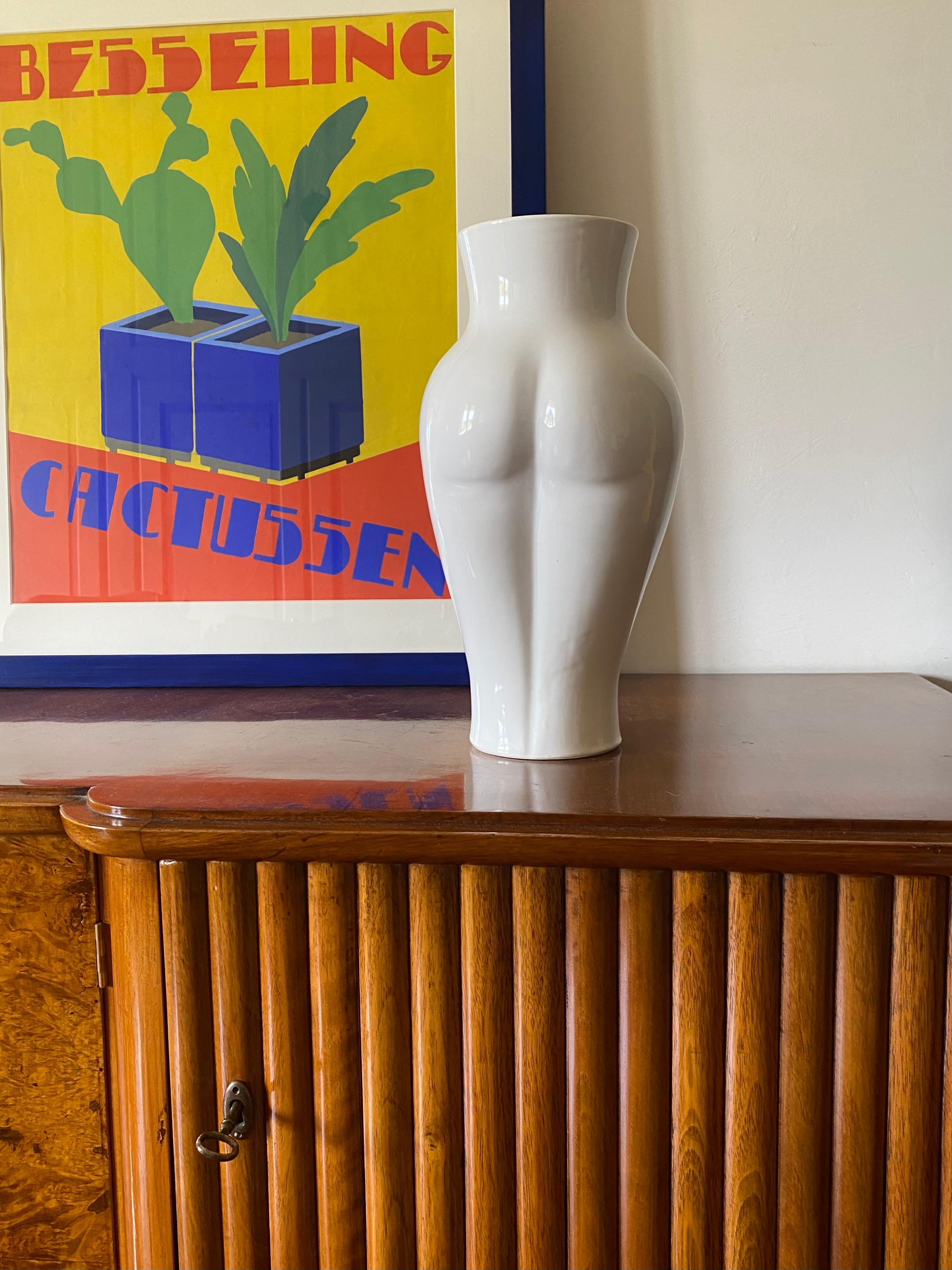 Postmodern white ‘Femme' vase

Baba, Vallauris France ca. 1980s

H 34 cm x Diam. 20 cm

Conditions: excellent, no defects