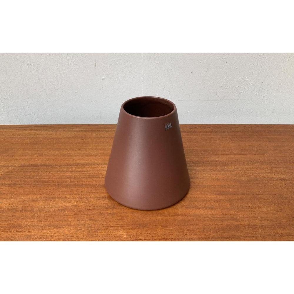 Postmodern Ceramic Minimalist Vase from Asa Selection, 1980s, in Very Good conditions. Designed 1980 to 1989 This piece has an attribution mark.

Additional information:
Materials: Ceramic
Color: Brown
Styles: Minimalist, Postmodern
Item Type: