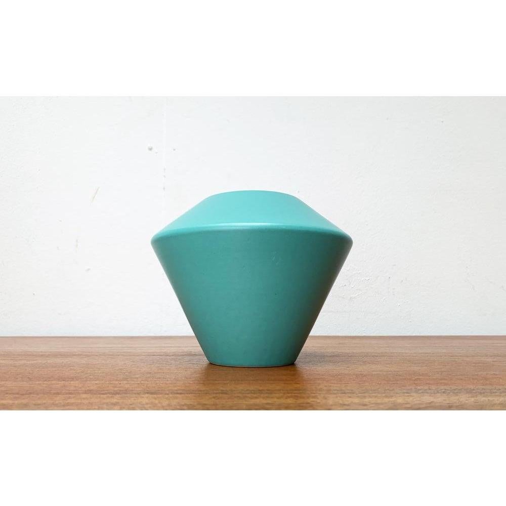 Postmoderne minimalistische Keramikvase von Asa Selection, 1980er Jahre, in sehr gutem Zustand. Entworfen 1980 bis 1989 Dieses Stück hat eine Zuordnungsmarke.

Zusätzliche Informationen:
MATERIALIEN: Keramik
Stil: Minimalistisch, postmodern
Farbe: