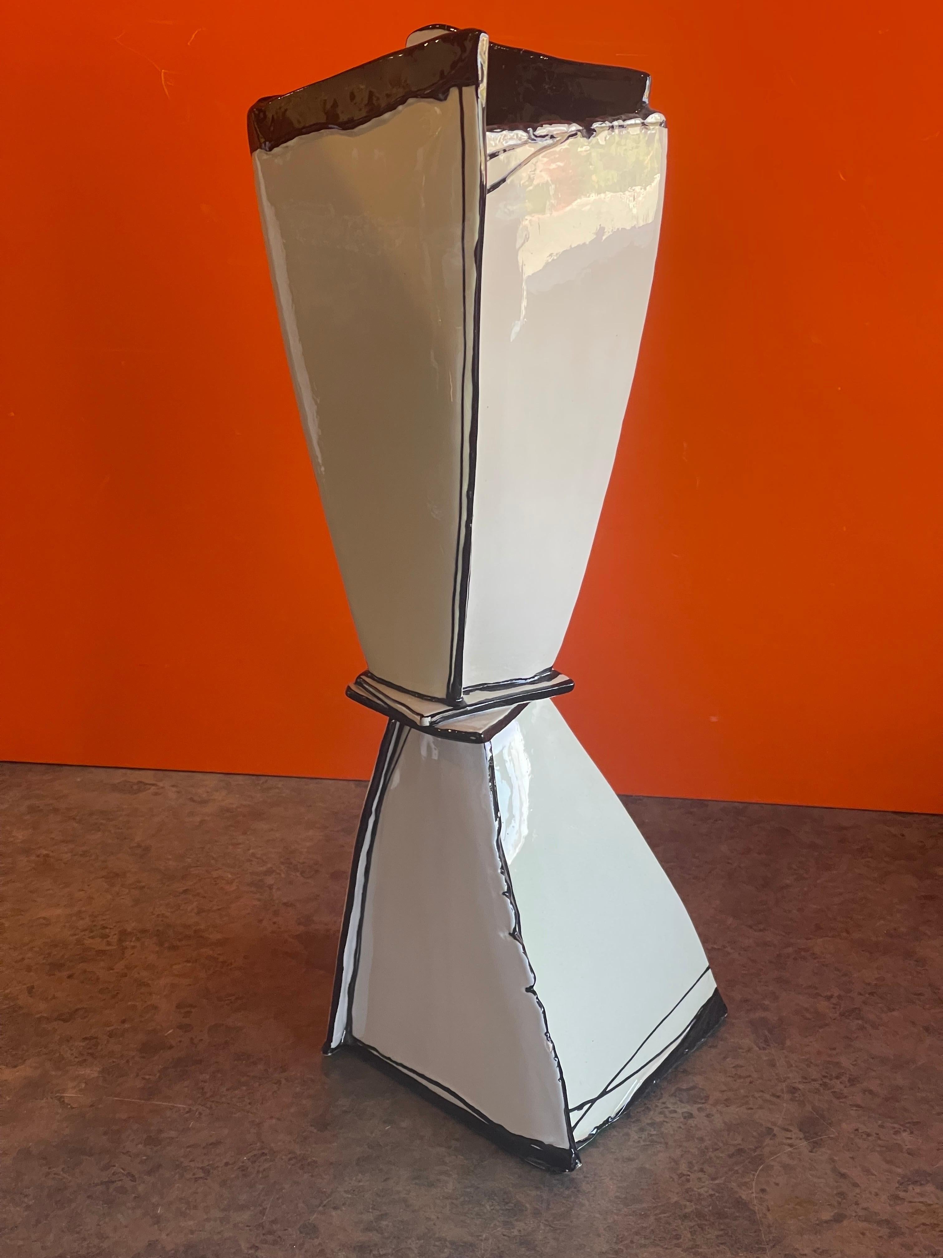 Postmoderne Vase en céramique postmoderne signé «gged » en vente