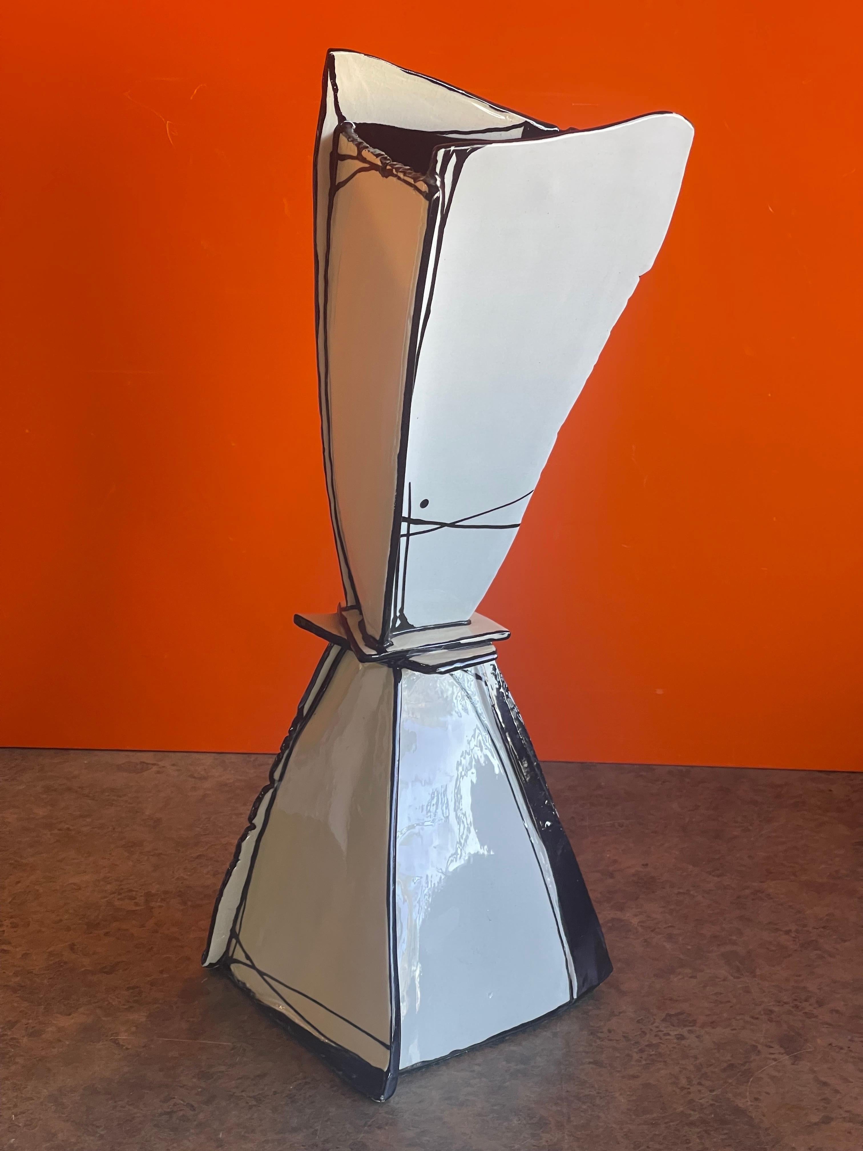 Vernissé Vase en céramique postmoderne signé «gged » en vente