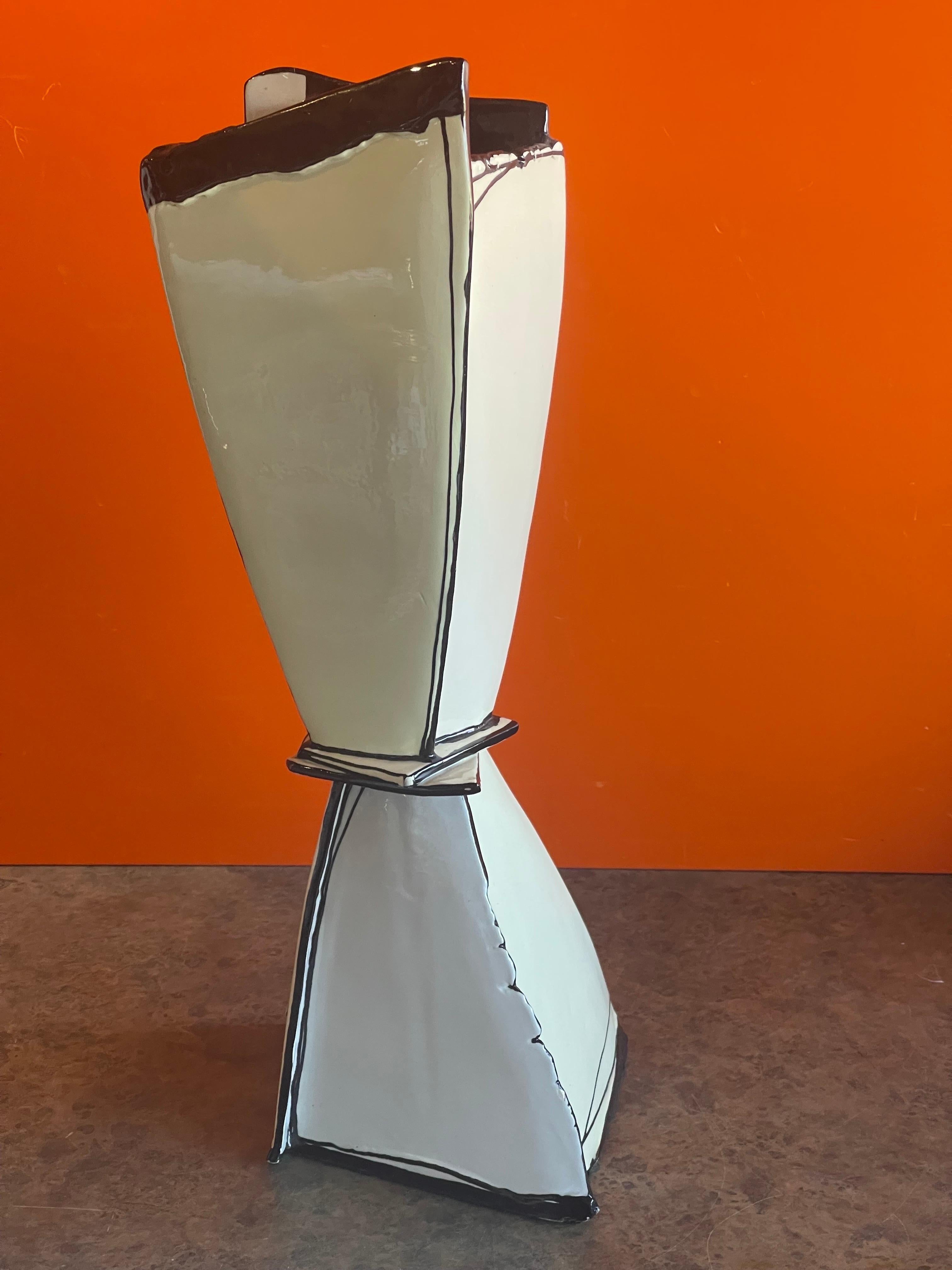 Vase en céramique postmoderne signé «gged » Bon état - En vente à San Diego, CA