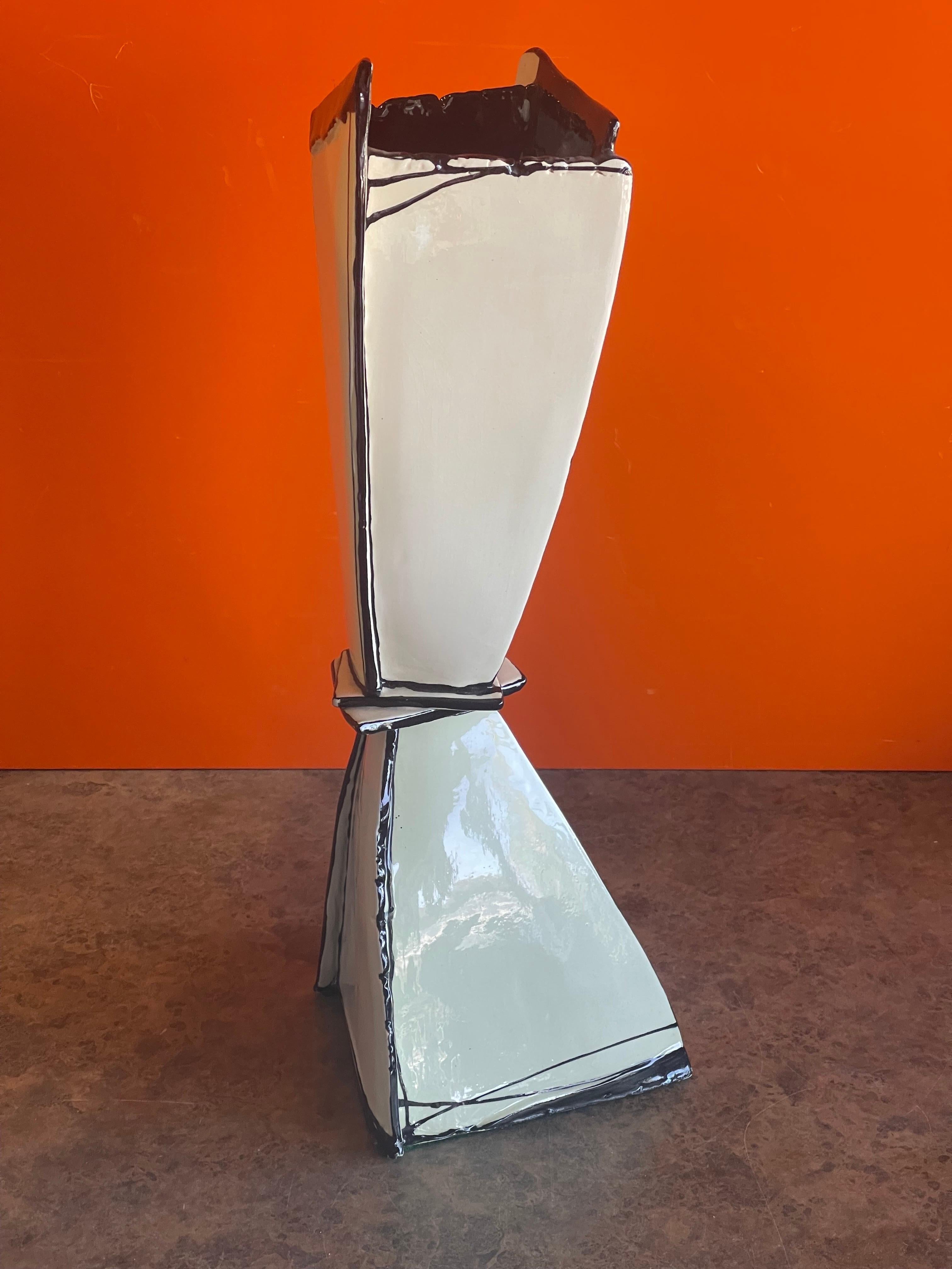 20ième siècle Vase en céramique postmoderne signé «gged » en vente