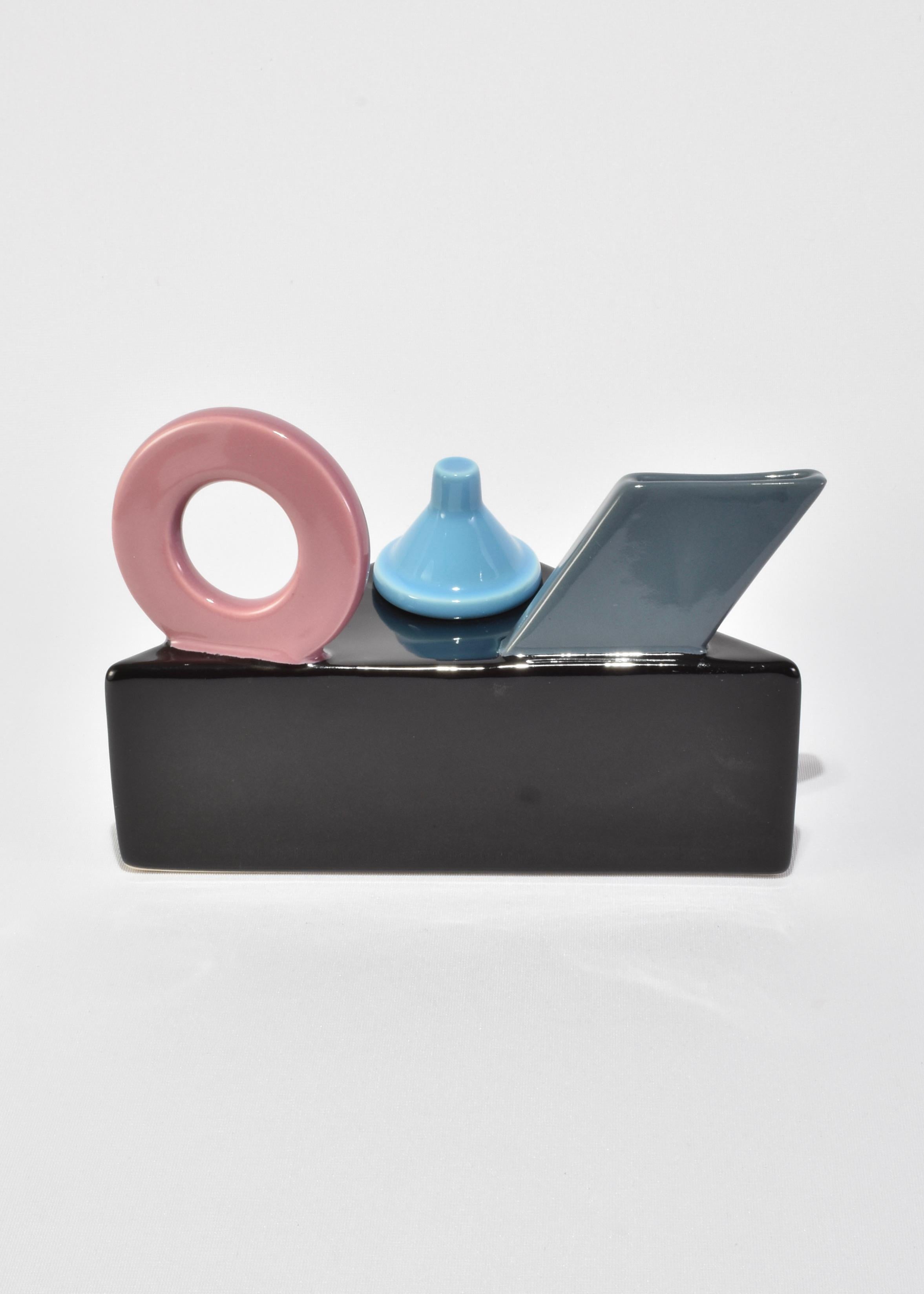Seltene, postmoderne Teekanne aus Keramik mit glänzender schwarzer Glasur und skulpturalen Details in Rosa, Teal und Grau. Von Feltman Langer, ca. 1980er Jahre.